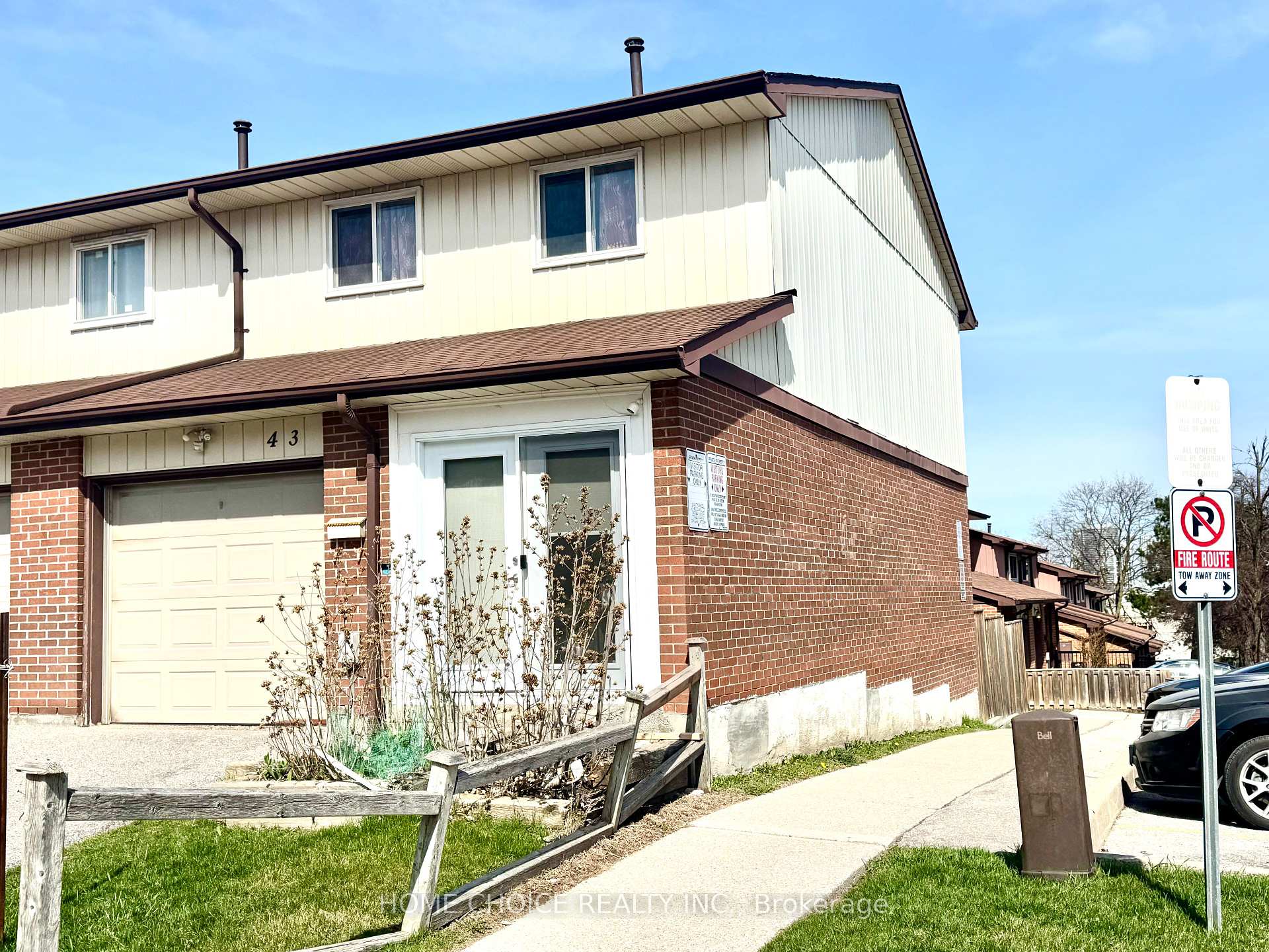 4 Bedrooms Condo at 30 Dundalk,  Toronto For sale