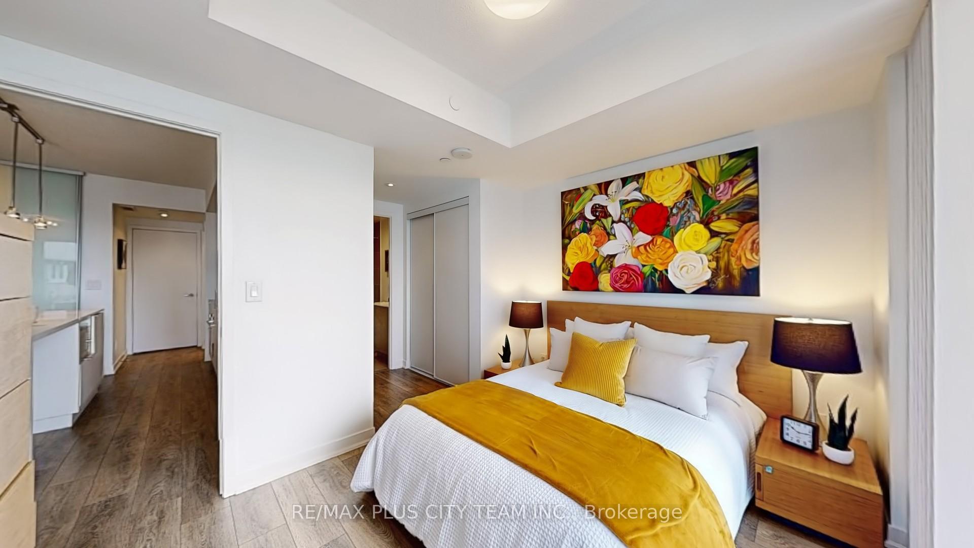 2 Bedrooms Condo at 100 Harbour, Toronto For sale