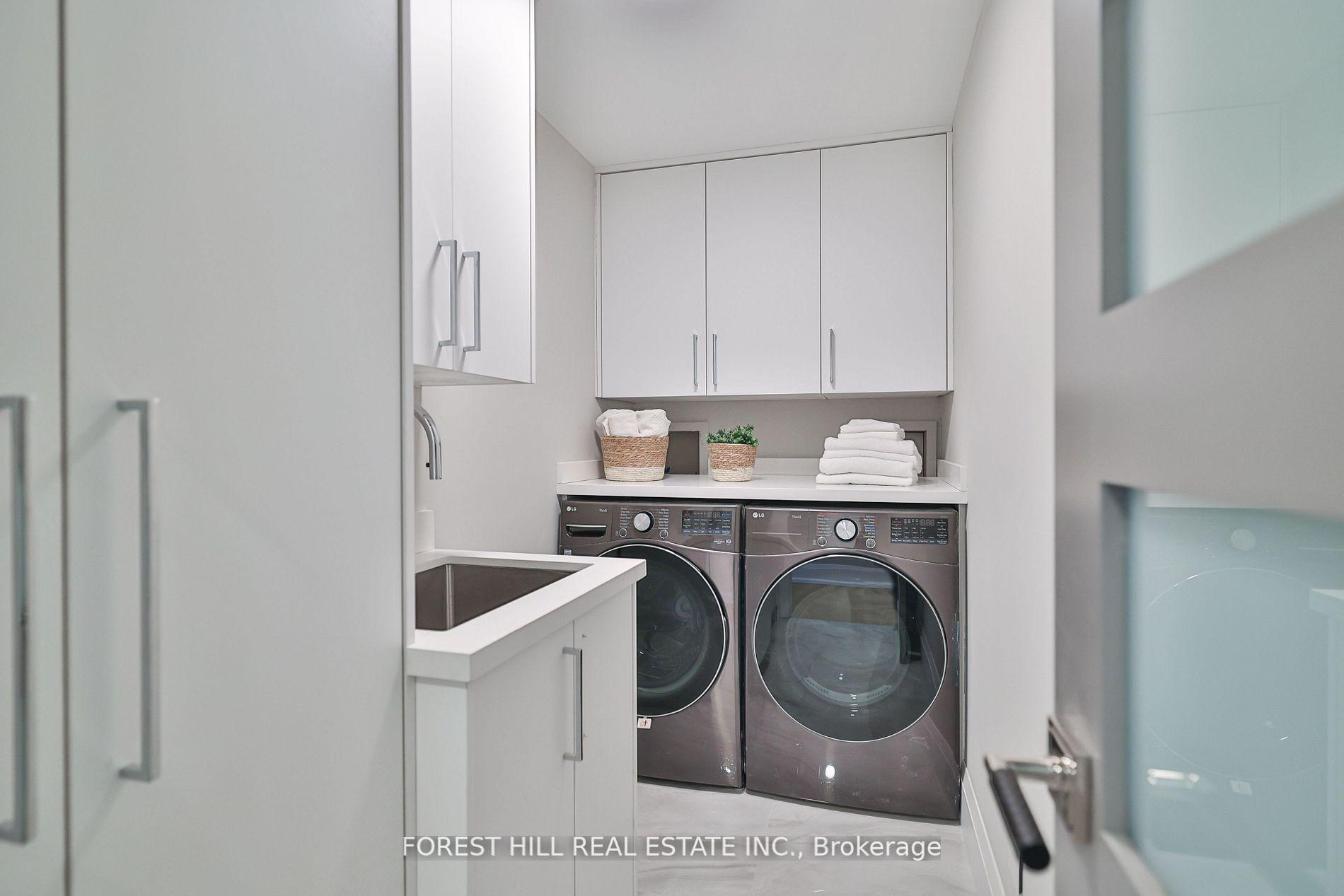 3 Bedrooms Condo at 33 University, Toronto For sale