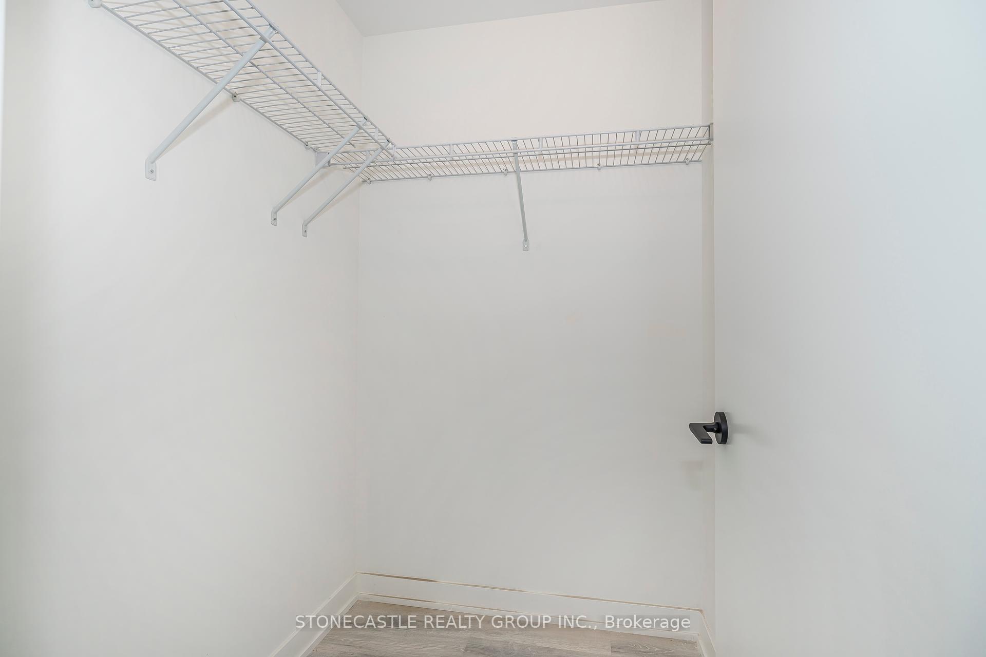 3 Bedrooms Condo at 220 Missinnihe, Mississauga For sale