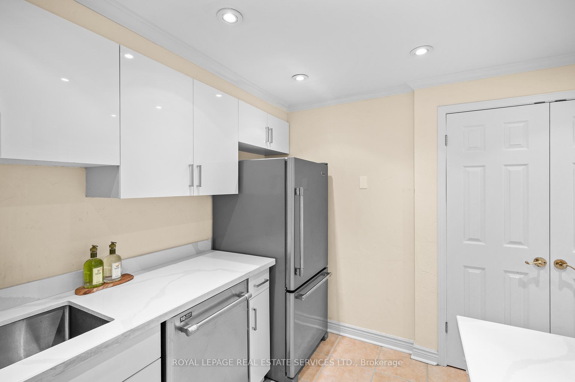 2 Bedrooms Condo at 102 Bronte,  Oakville For sale