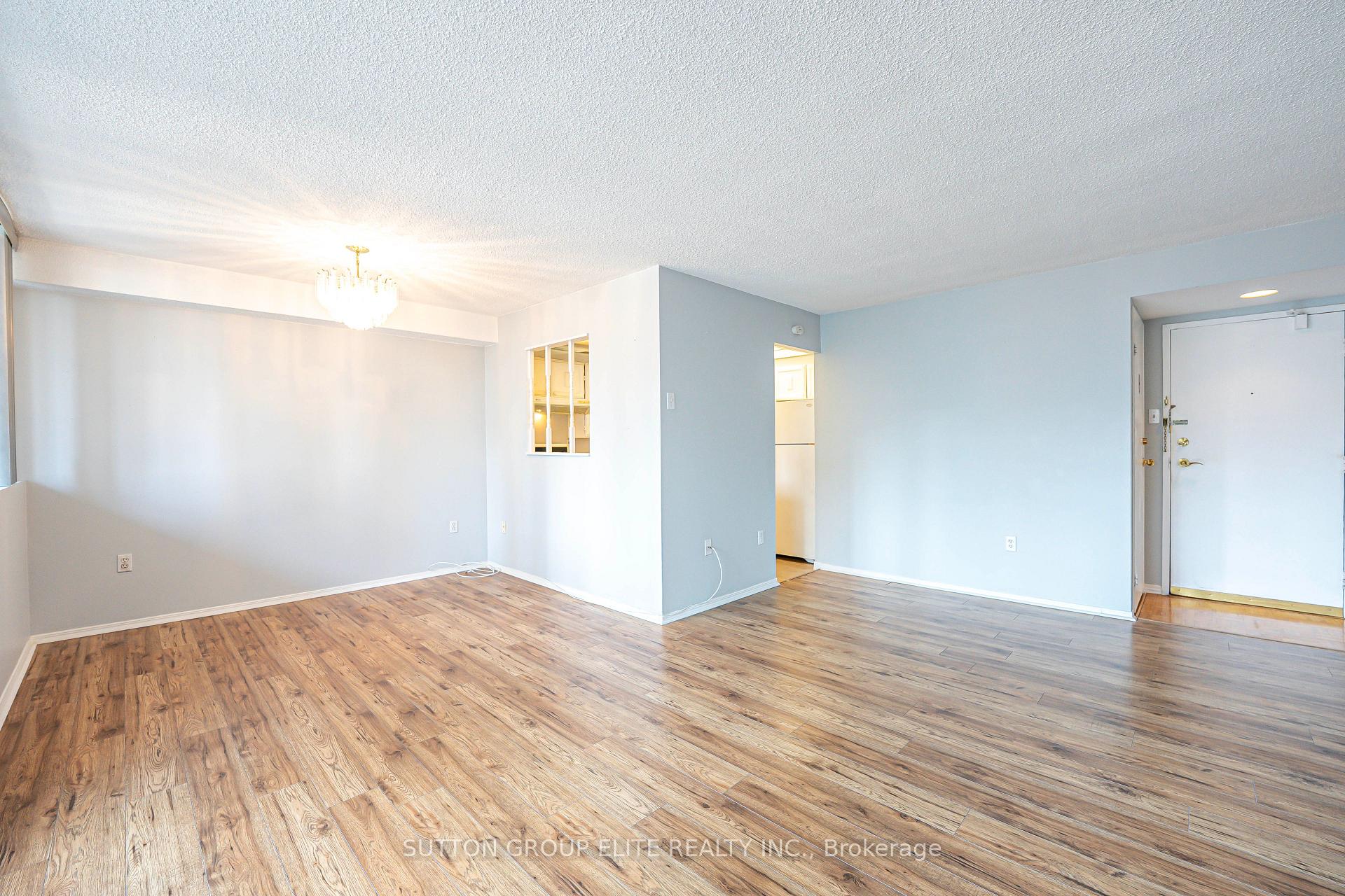 3 Bedrooms Condo at 3590 Kaneff,  Mississauga For sale