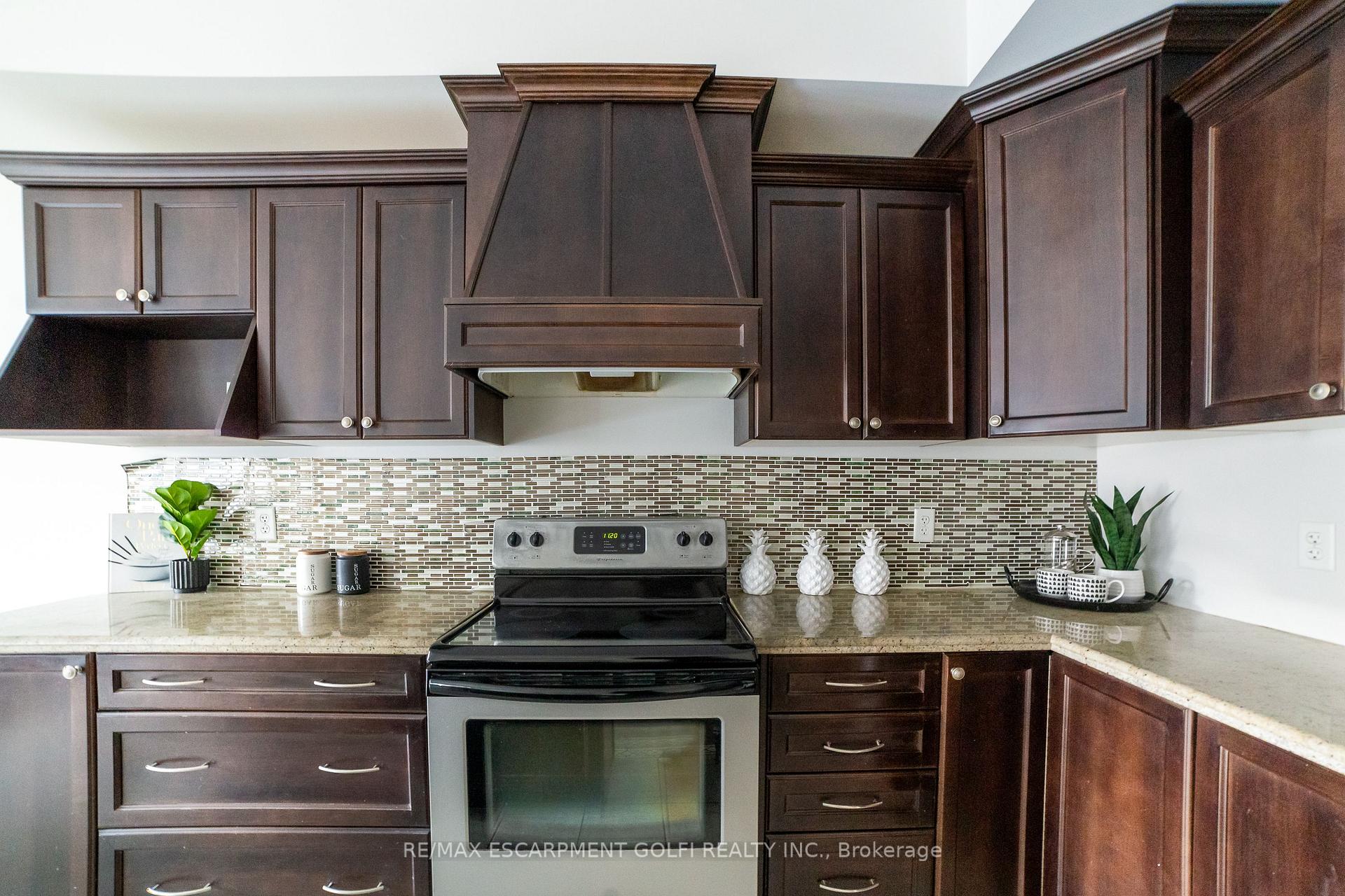 3 Bedrooms Condo at 7 FOREST VALLEY,  Hamilton For sale