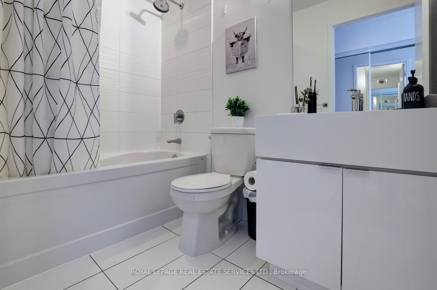 1 Bedroom Condo at 21 Iceboat,  Toronto For sale