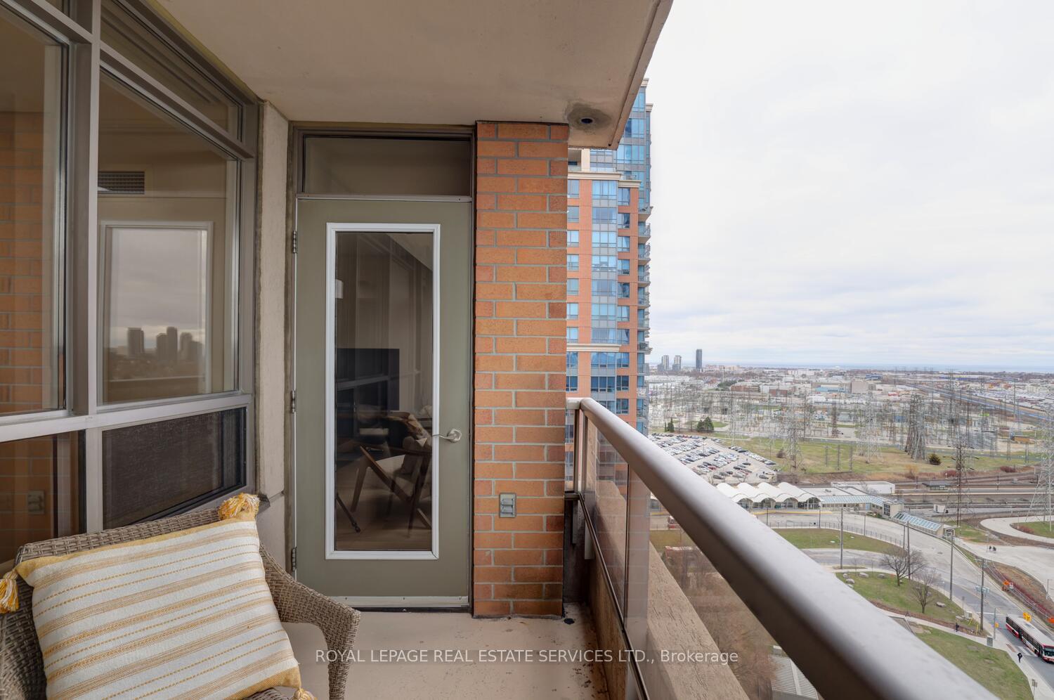 2 Bedrooms Condo at 5233 Dundas,  Toronto For sale