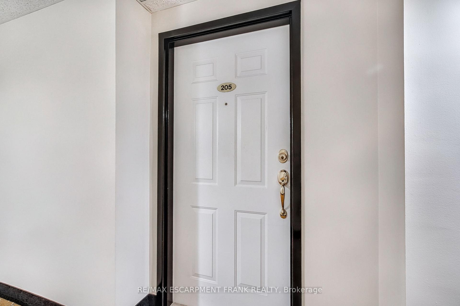 2 Bedrooms Condo at 970 Golf Links,  Hamilton For sale