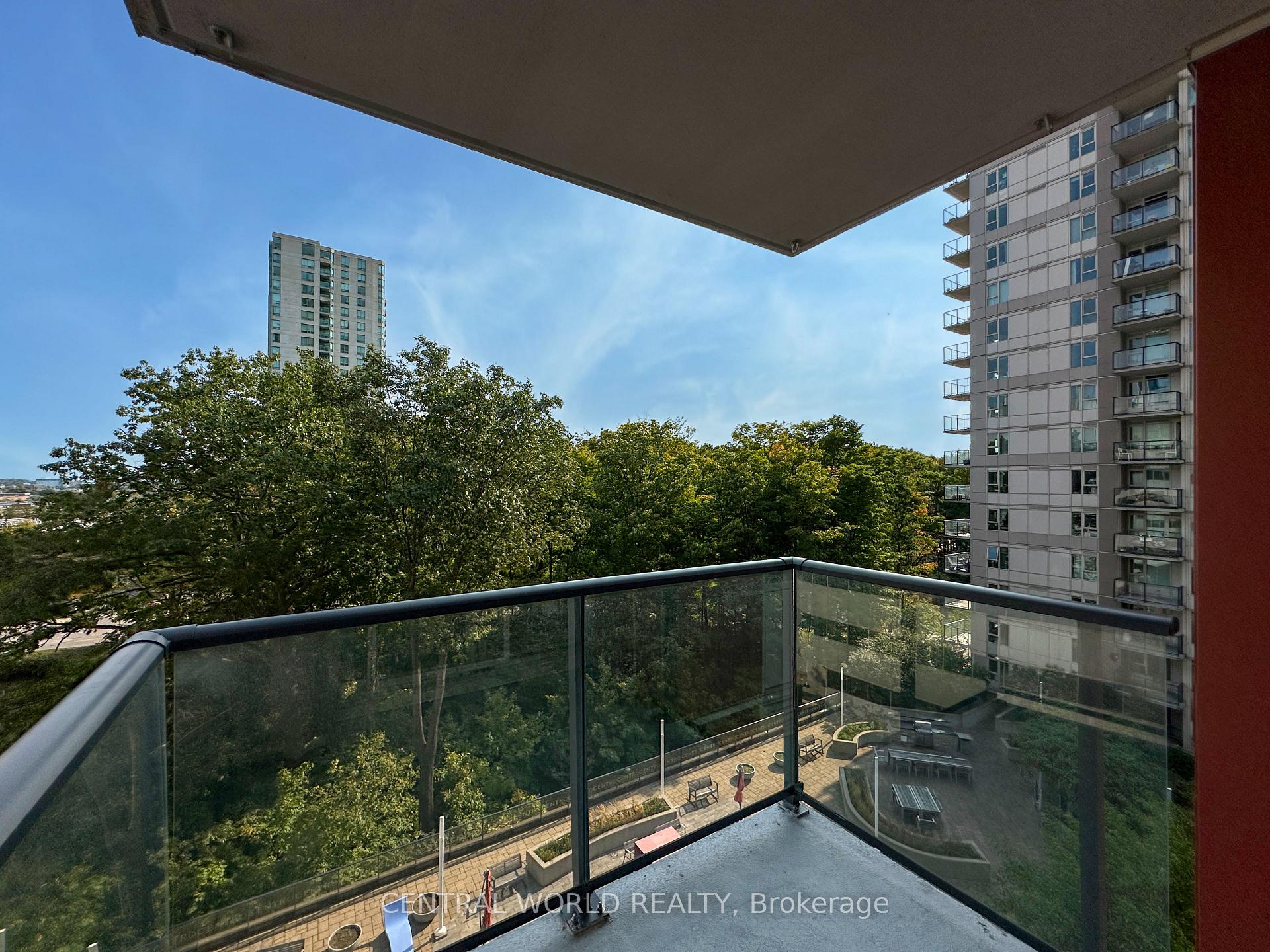 2 Bedrooms Condo at 25 Town Centre,  Toronto For sale