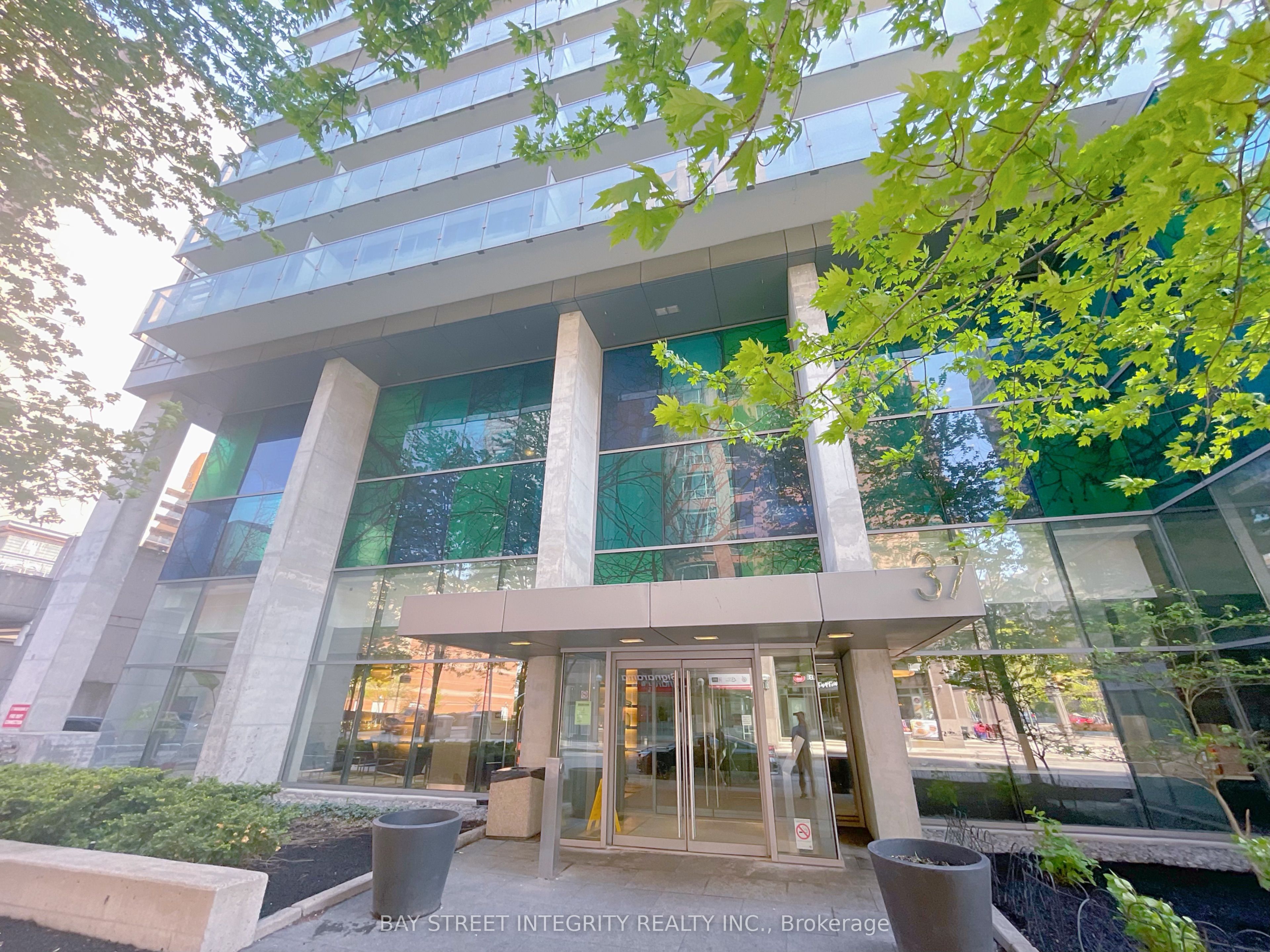 37 Grosvenor Street, #1710