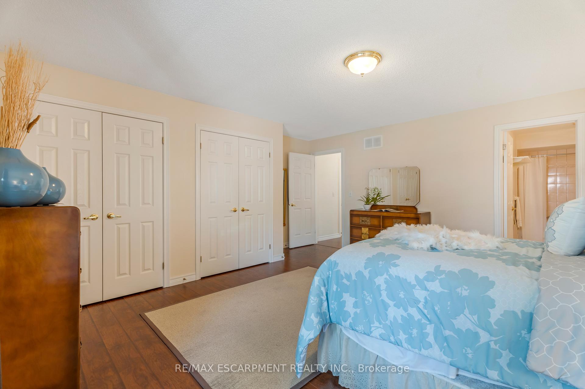 2 Bedrooms Condo at 810 Golf Links, Hamilton For sale