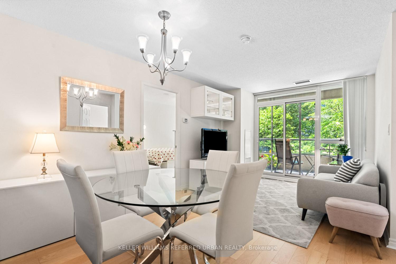 2 Bedrooms Condo at 35 Hollywood, Toronto For sale