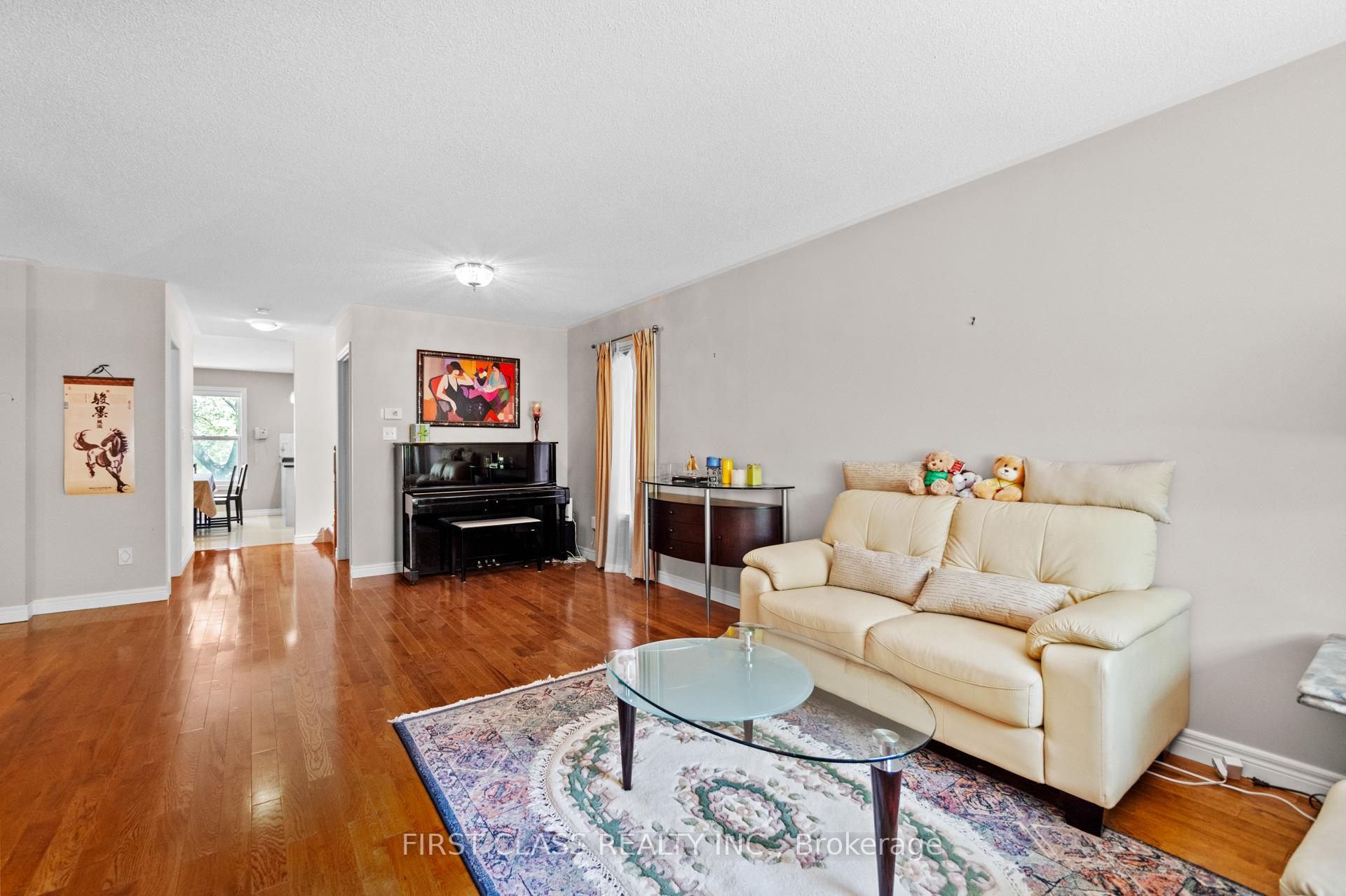 4 Bedrooms Condo at 10A Leaside Park, Toronto For sale
