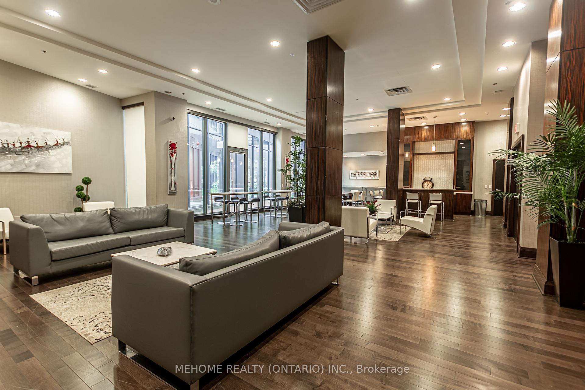 3 Bedrooms Condo at 19 Grand Trunk, Toronto For sale