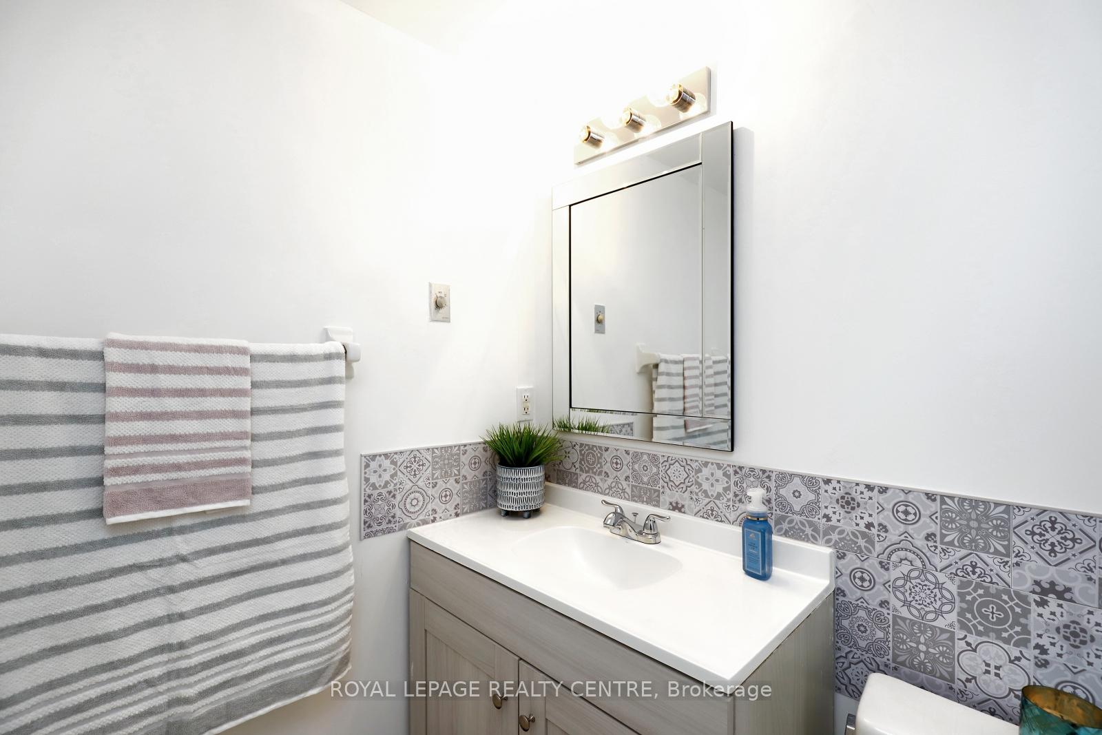 2 Bedrooms Condo at 1001 Cedarglen, Mississauga For sale