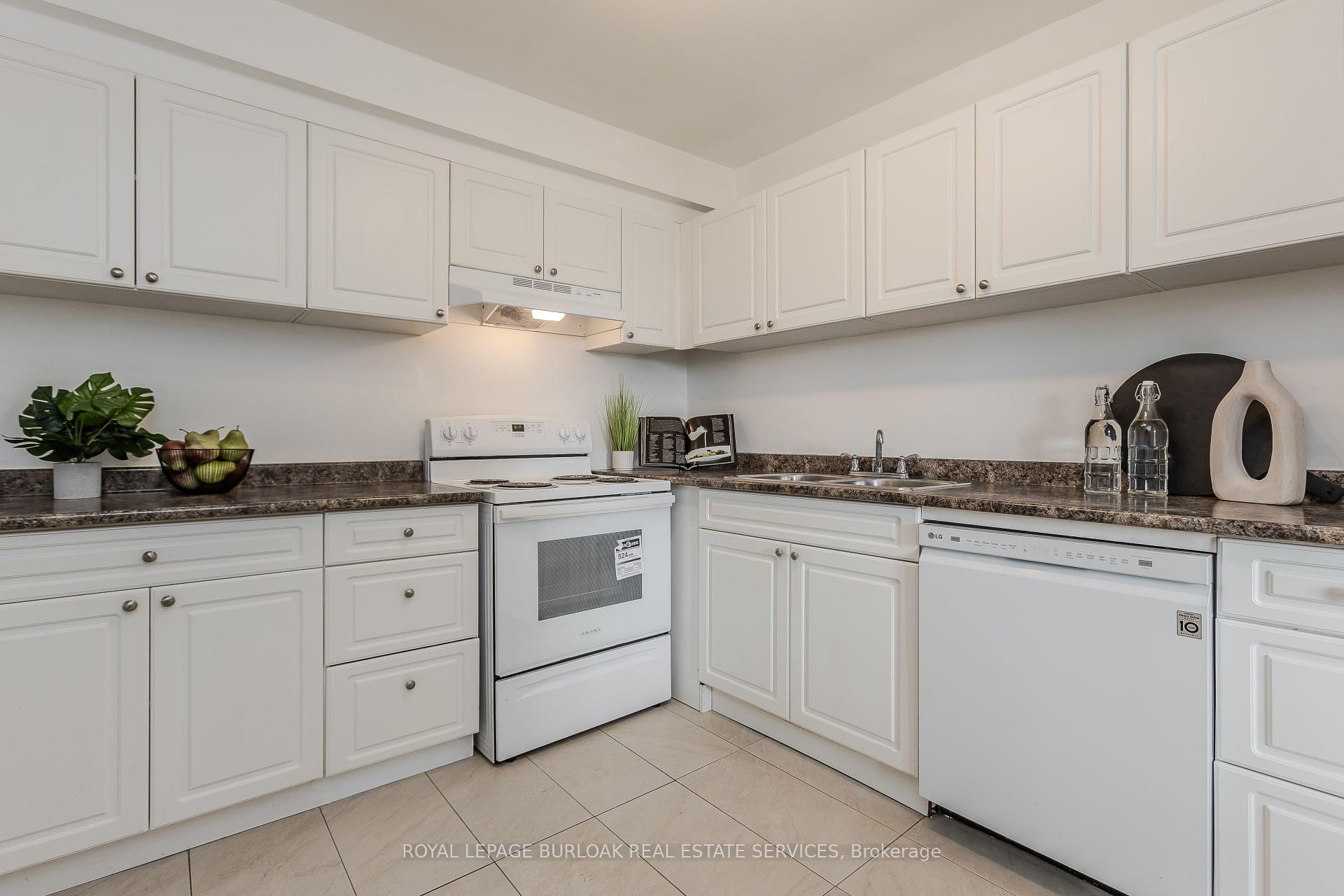 4 Bedrooms Condo at 25 Redbury, Hamilton For sale
