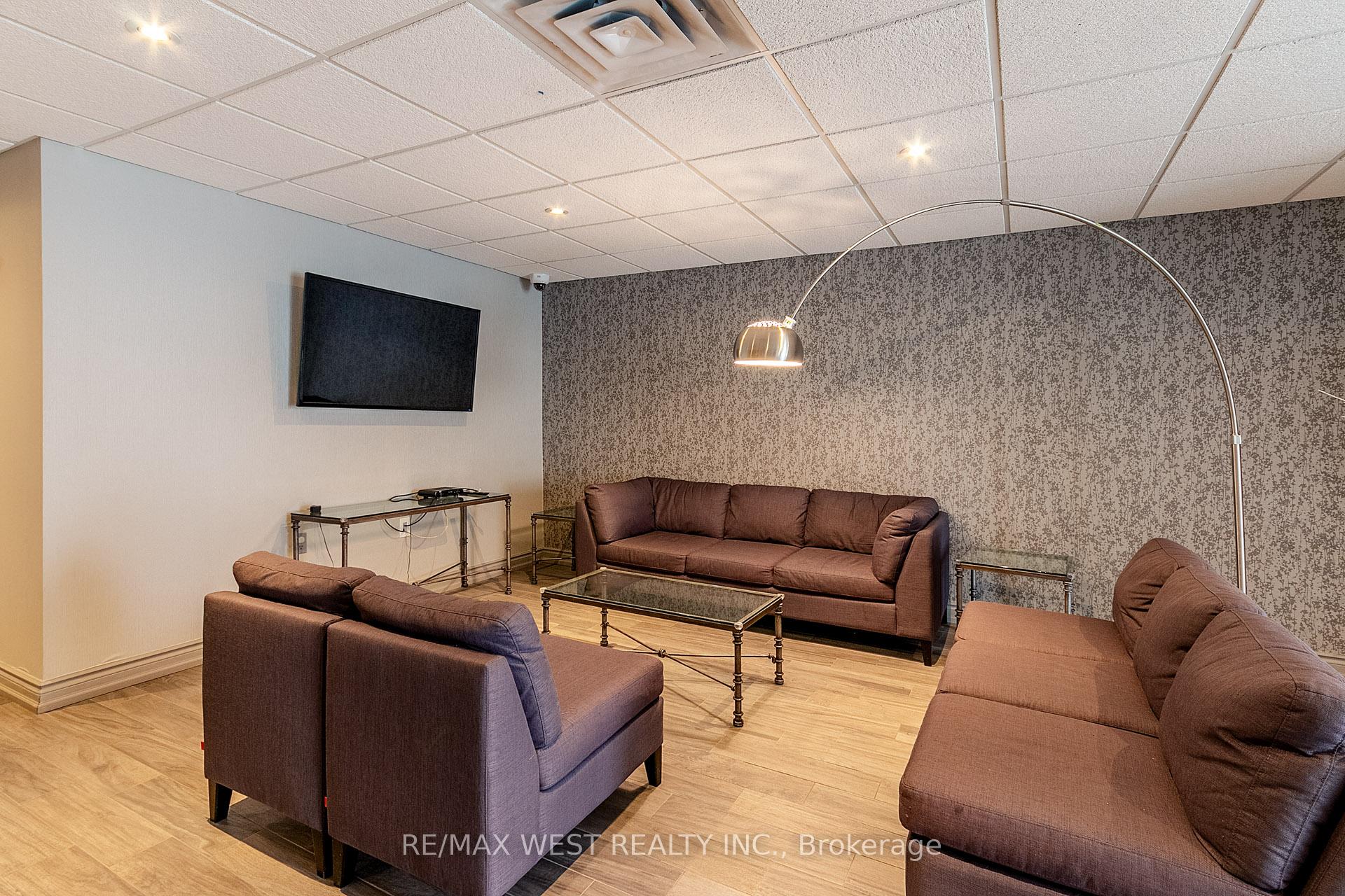 2 Bedrooms Condo at 330 Adelaide, Toronto For sale