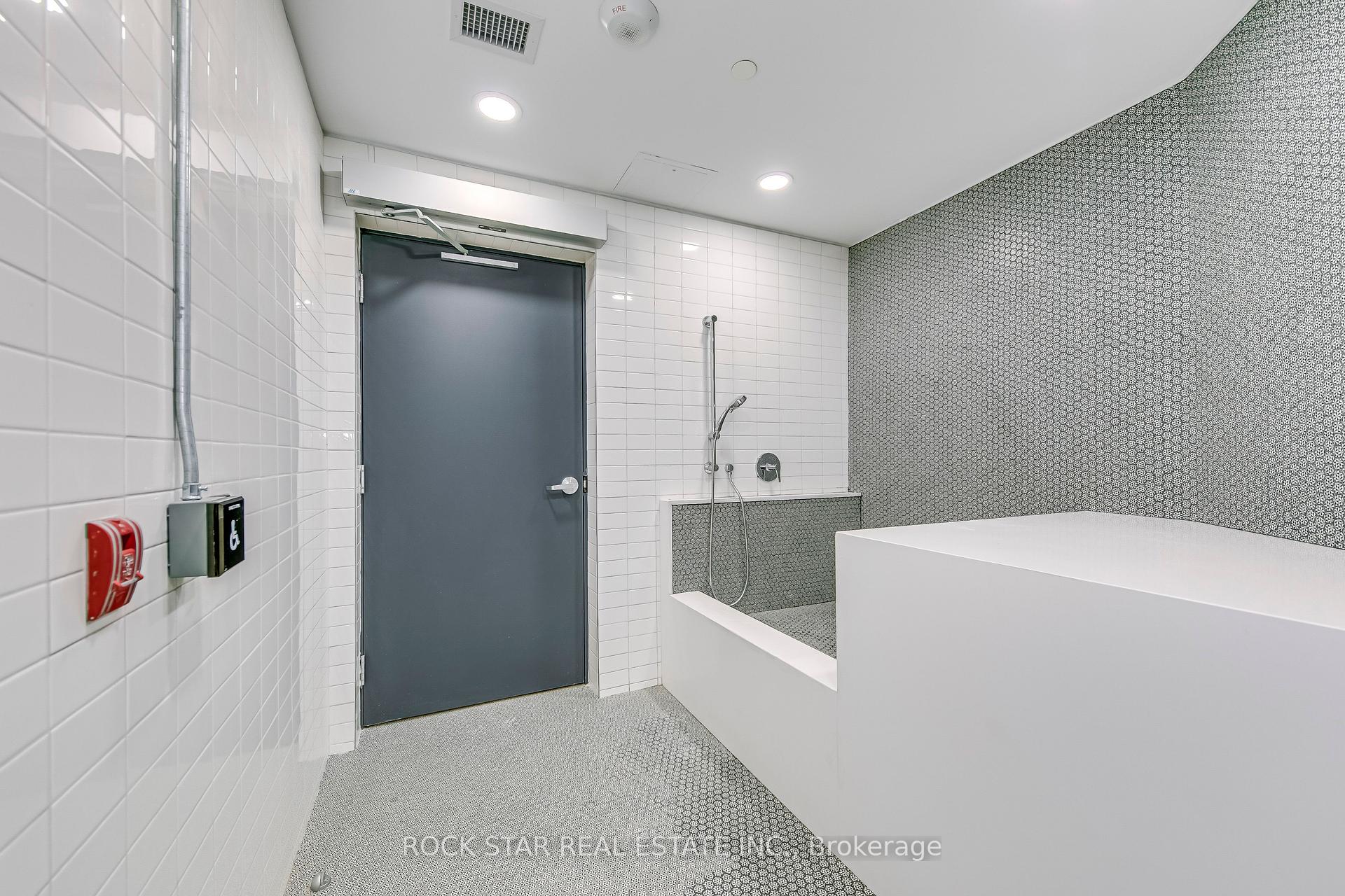 2 Bedrooms Condo at 405 Dundas,  Oakville For sale