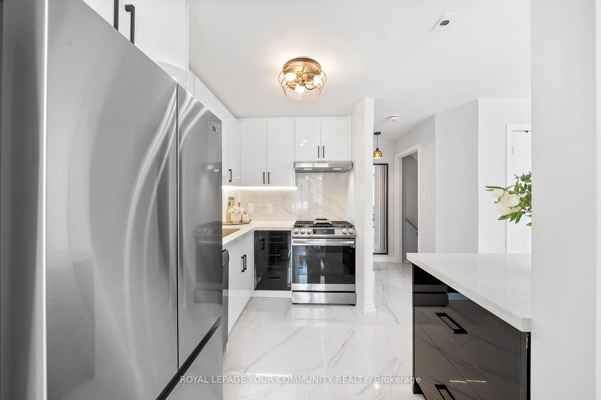 3 Bedrooms Condo at 151 Townsgate,  Vaughan For sale