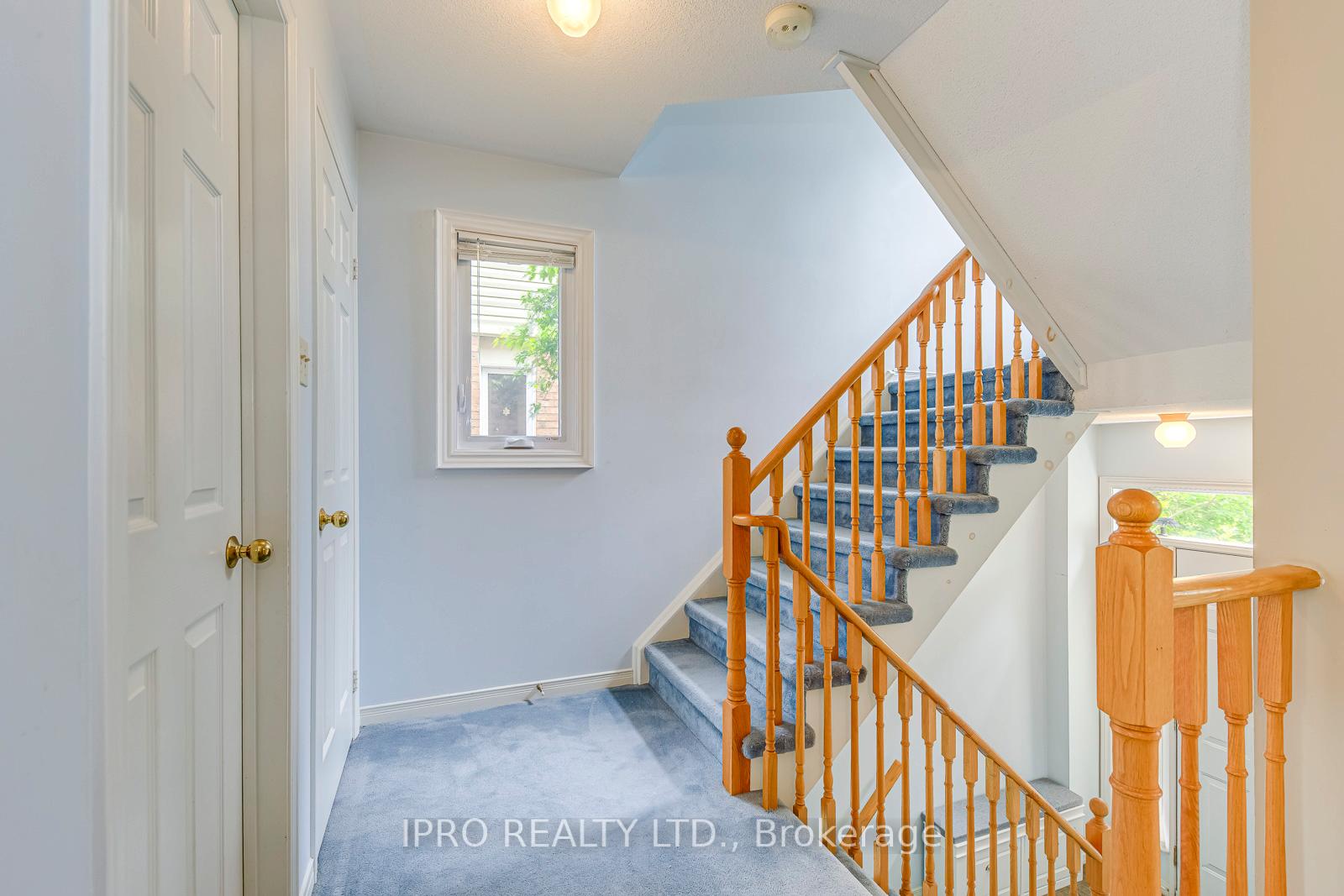 3 Bedrooms Condo at 2051 MERCHANTS, Oakville For sale