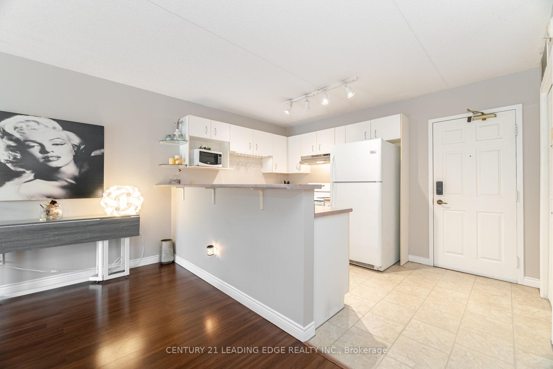 2 Bedrooms Condo at 4005 Kilmer, Burlington For sale