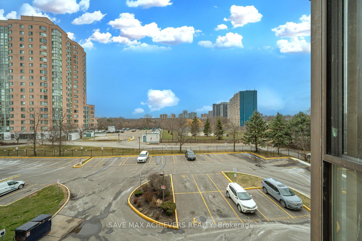 3 Bedrooms Condo at 21 Markbrook, Toronto For sale