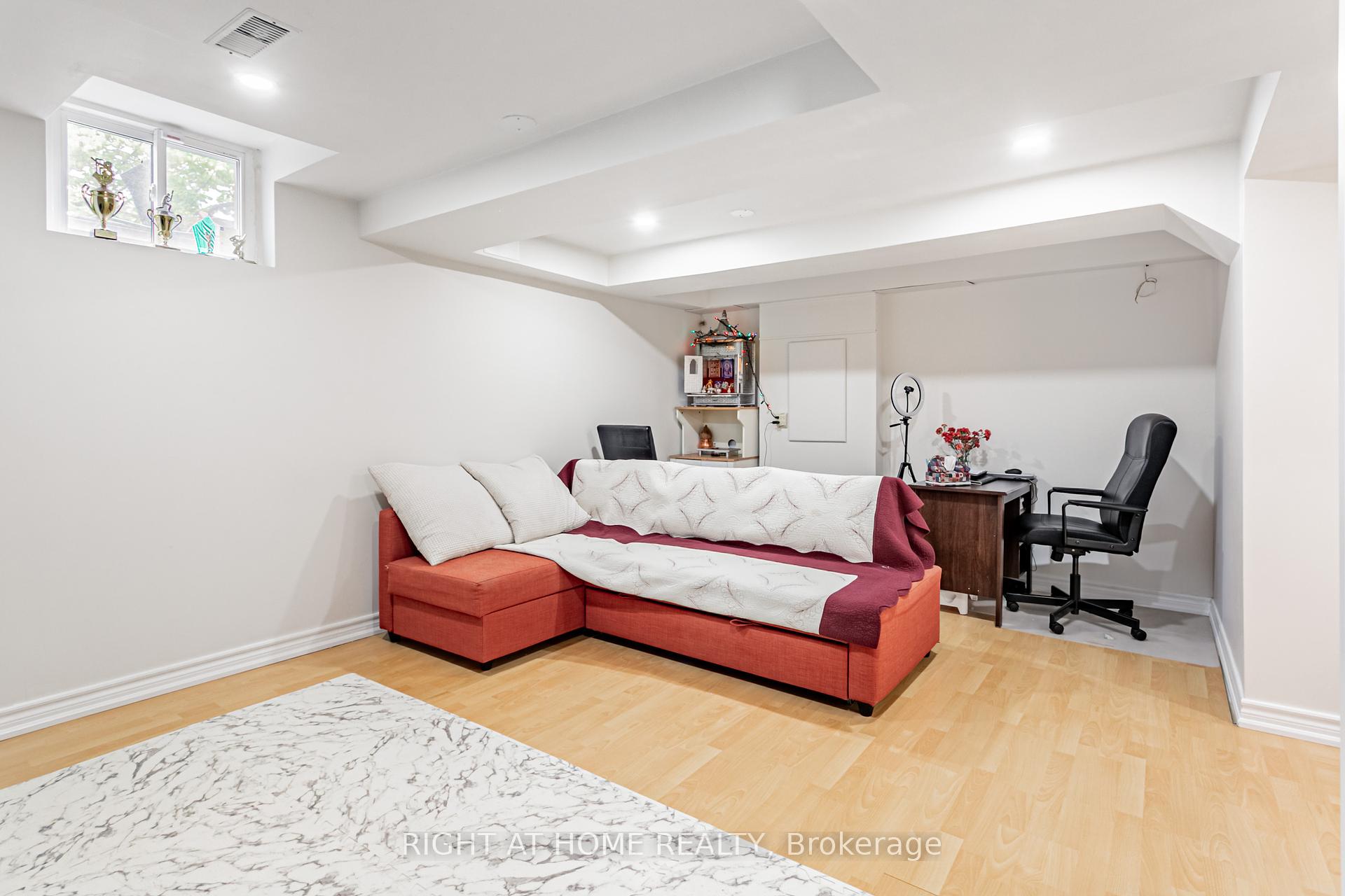 4 Bedrooms Condo at 5223 Fairford, Mississauga For sale