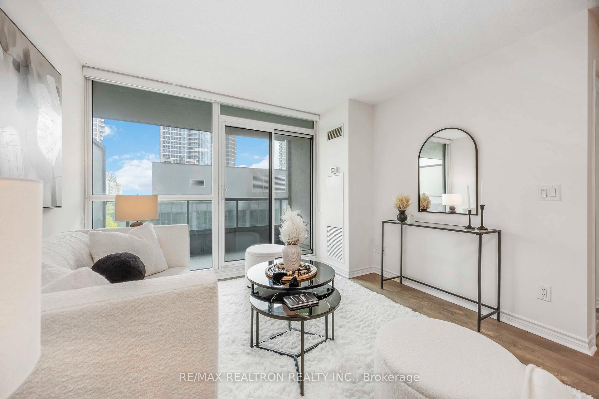 2 Bedrooms Condo at 25 Lower Simcoe, Toronto For sale