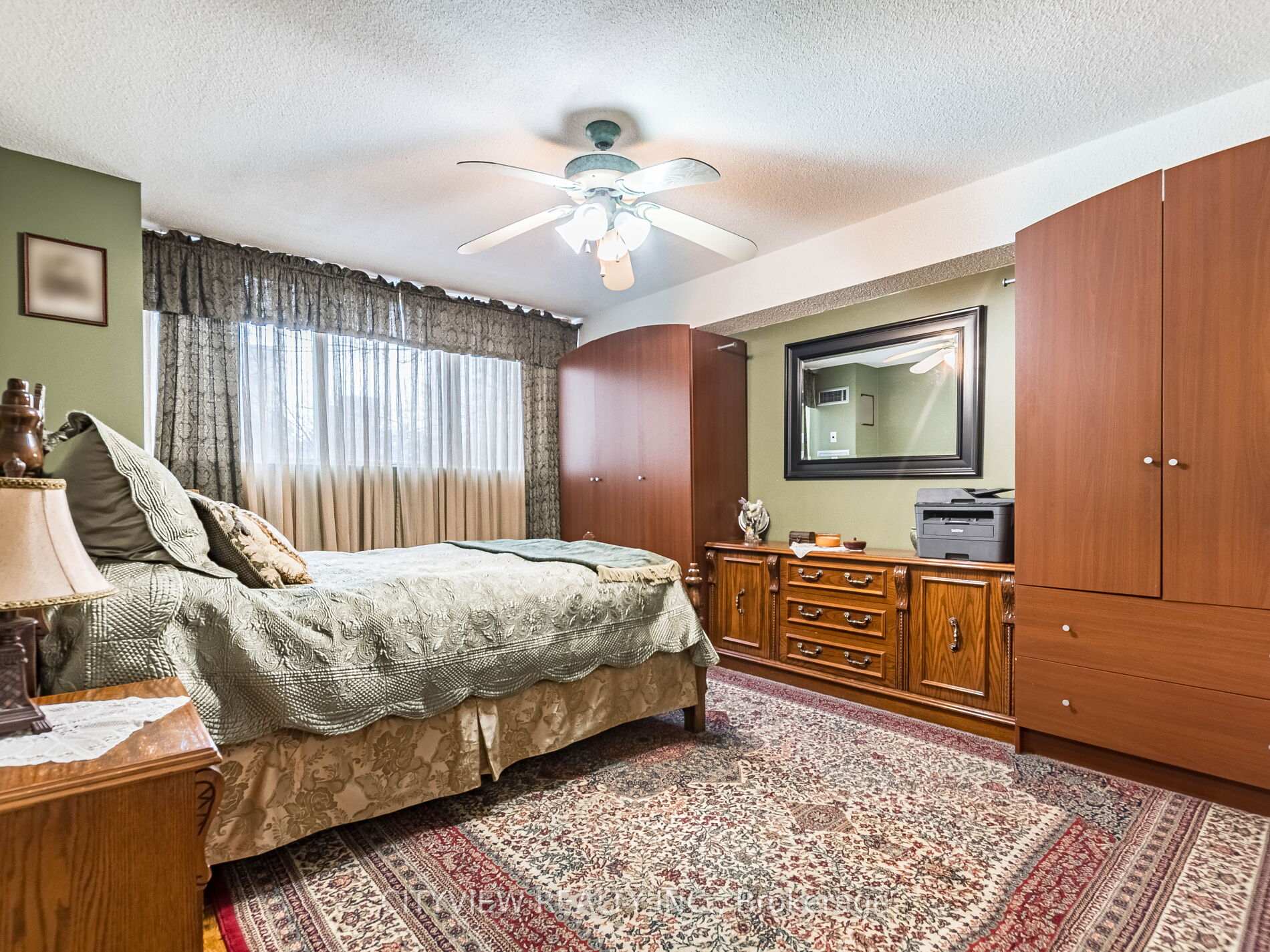 3 Bedrooms Condo at 3700 Kaneff, Mississauga For sale