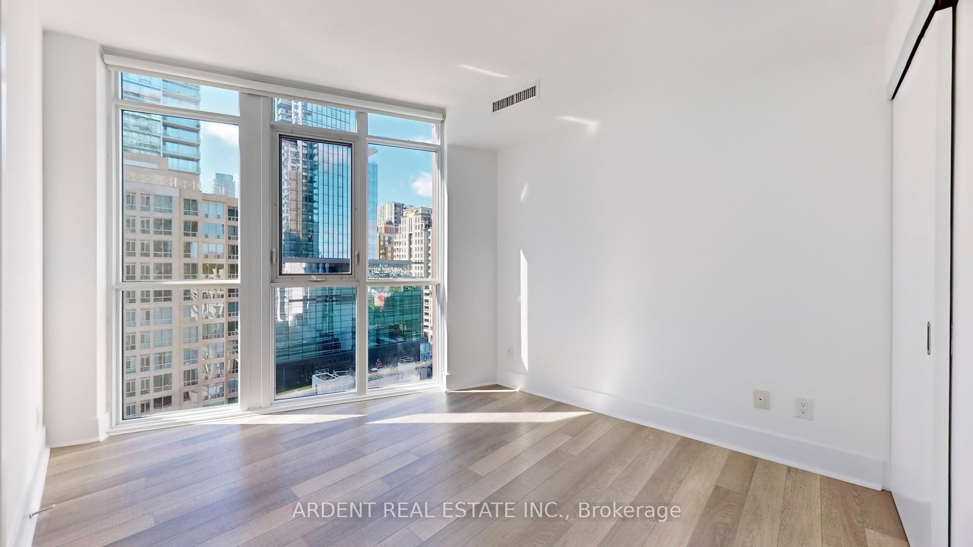 3 Bedrooms Condo at 32 Davenport,  Toronto For sale