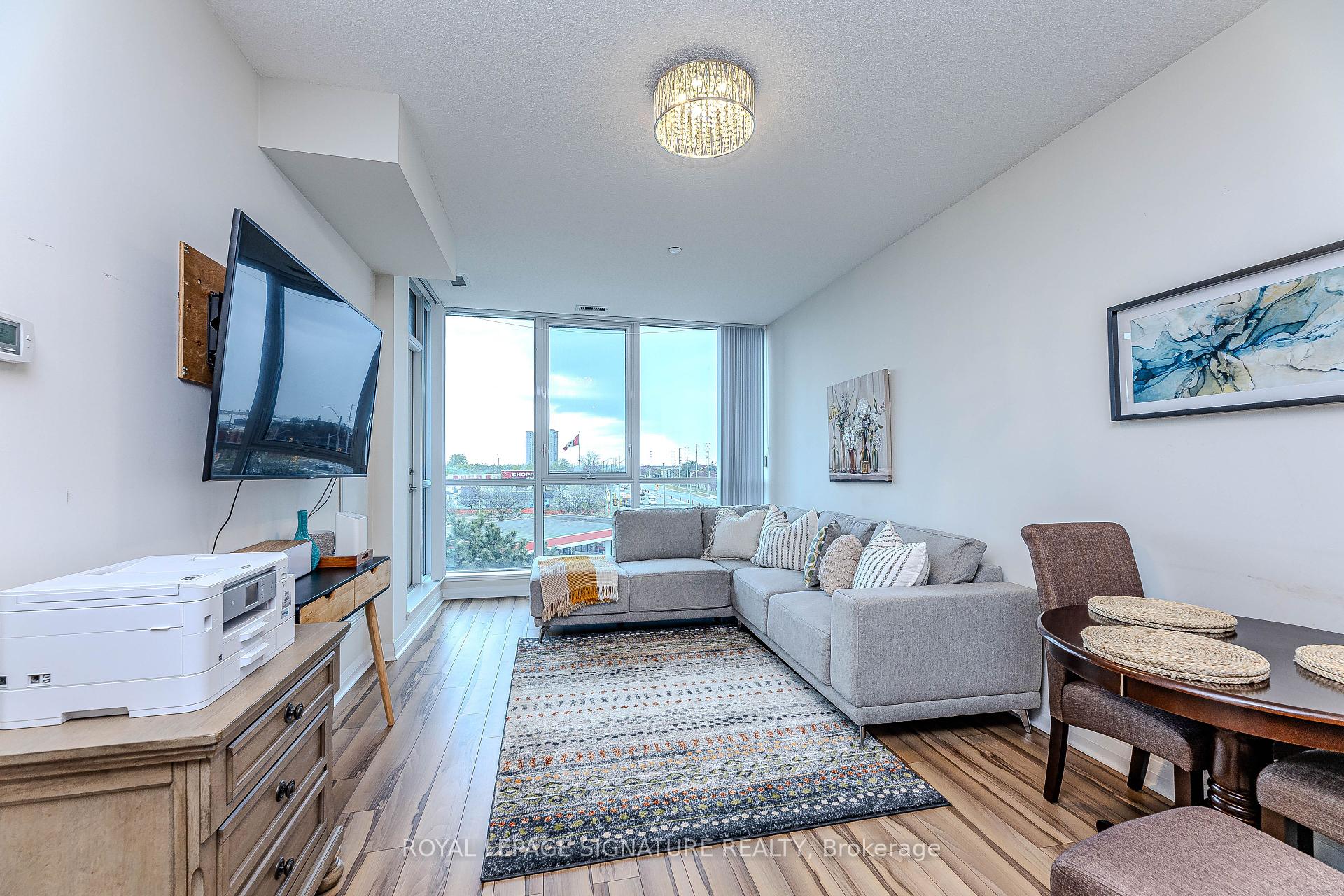 2 Bedrooms Condo at 55 Eglinton, Mississauga For sale