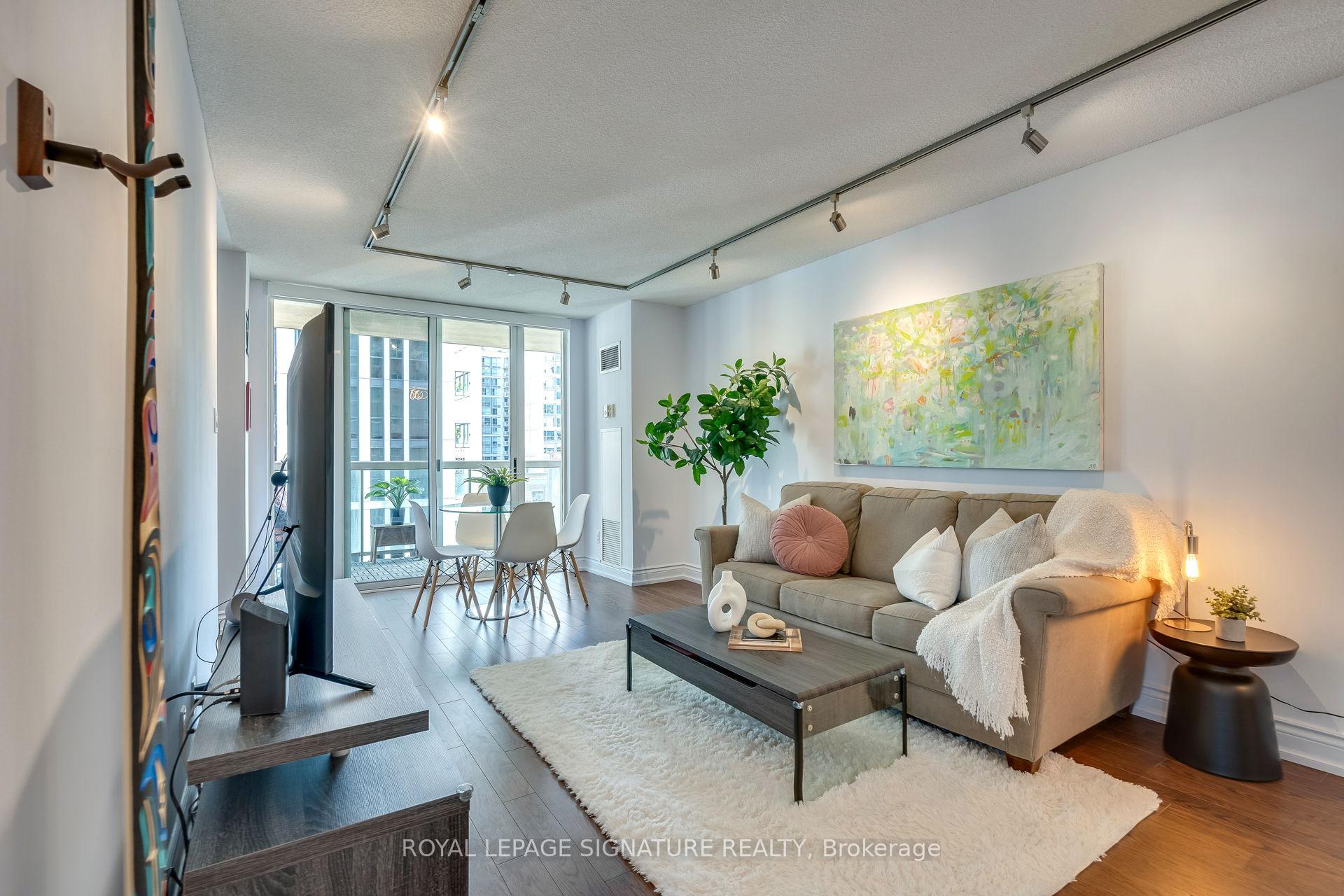 2 Bedrooms Condo at 323 Richmond, Toronto For sale