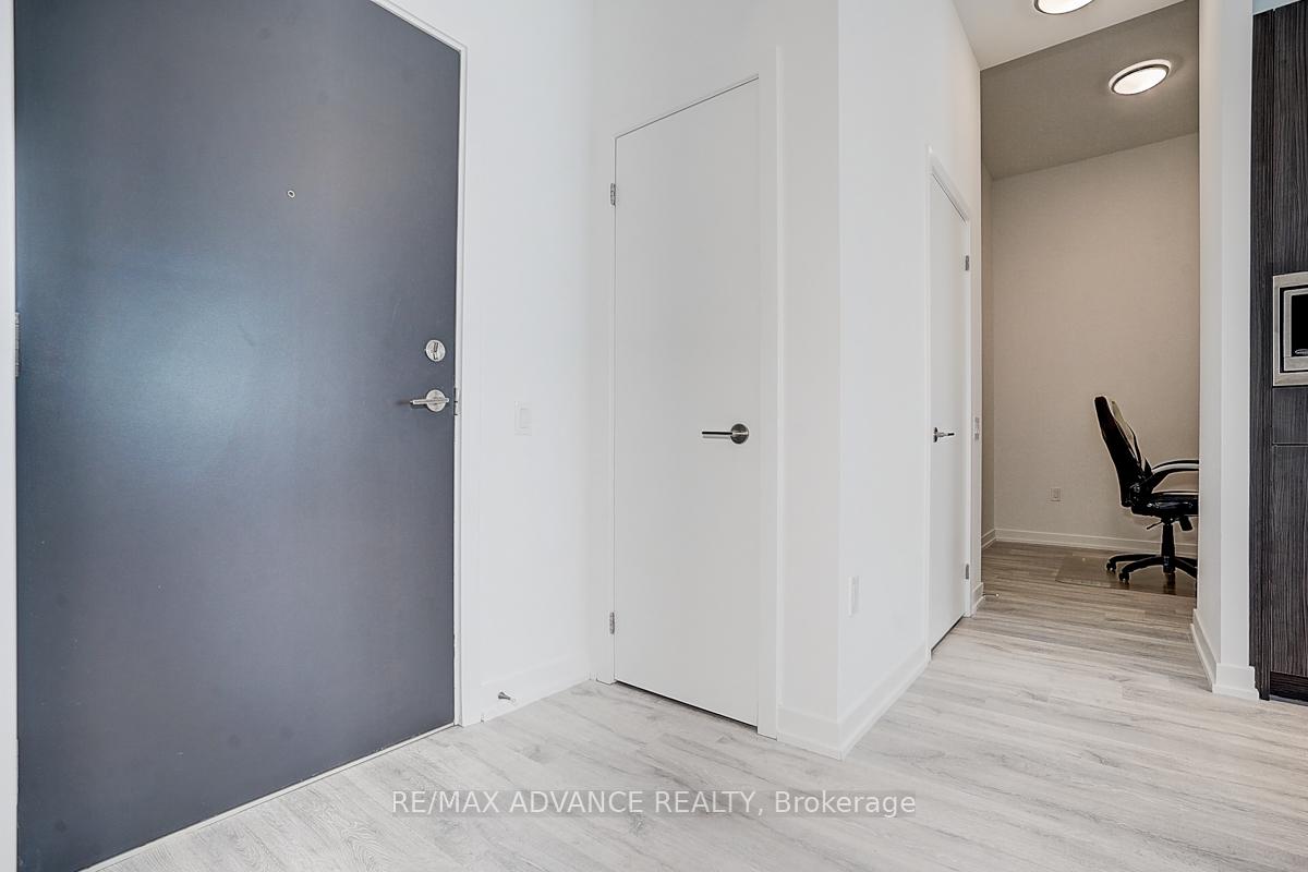 2 Bedrooms Condo at 7 Golden Lion, Toronto For sale