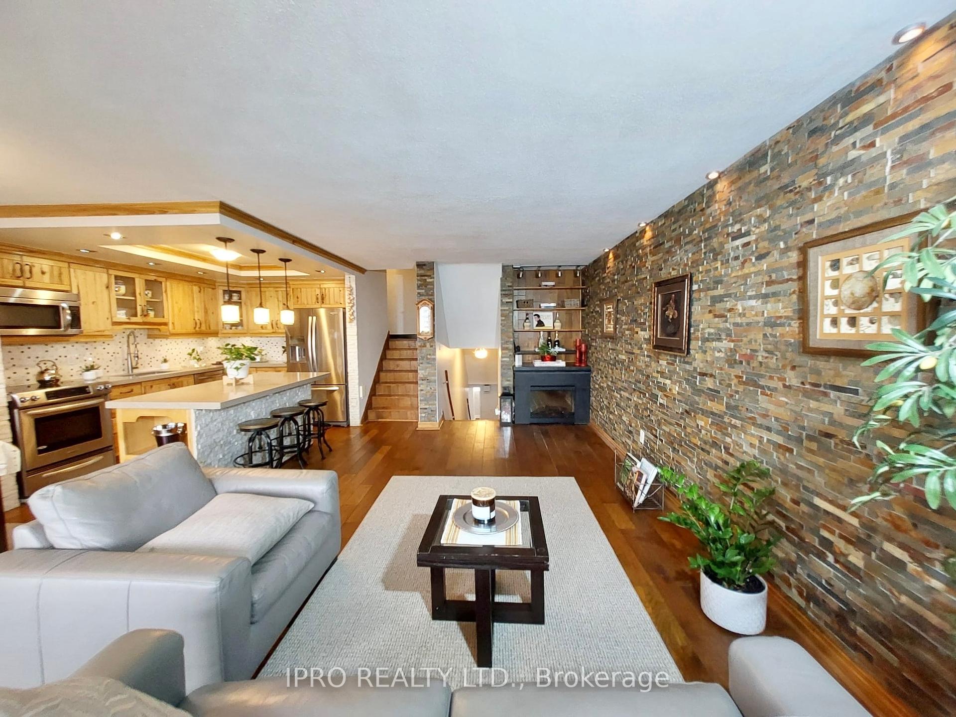 3 Bedrooms Condo at 11 Wincott,  Toronto For sale