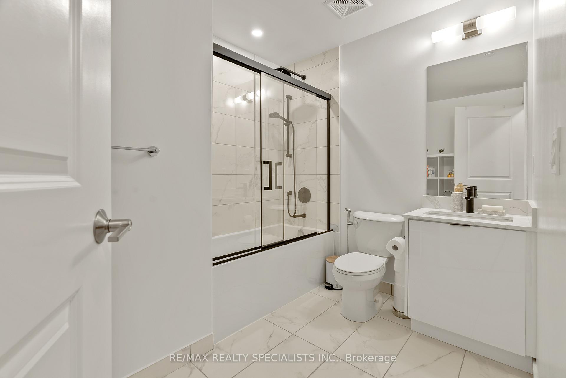 2 Bedrooms Co-op at 202 Burnhamthorpe, Mississauga For sale