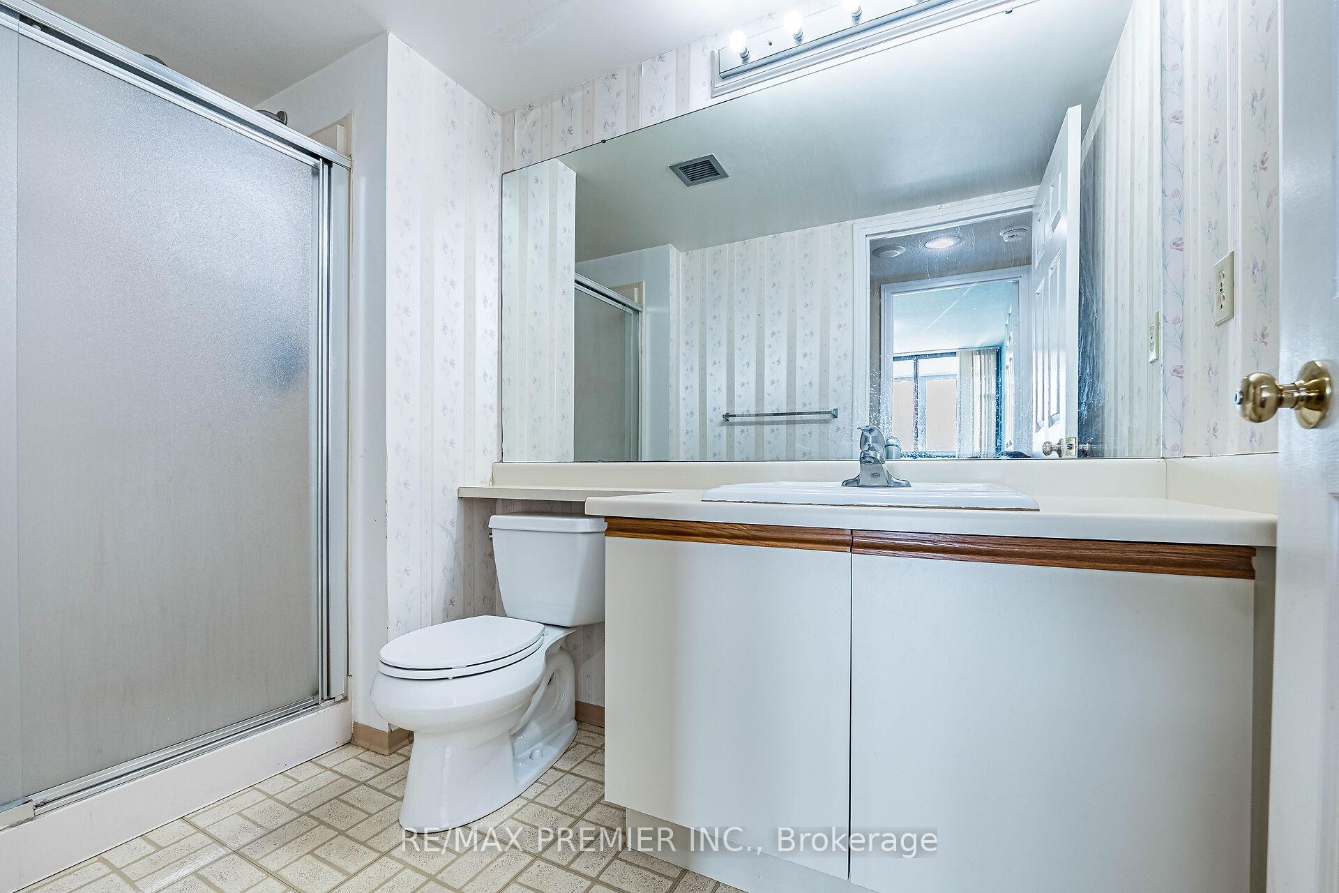 3 Bedrooms Condo at 40 Richview, Toronto For sale