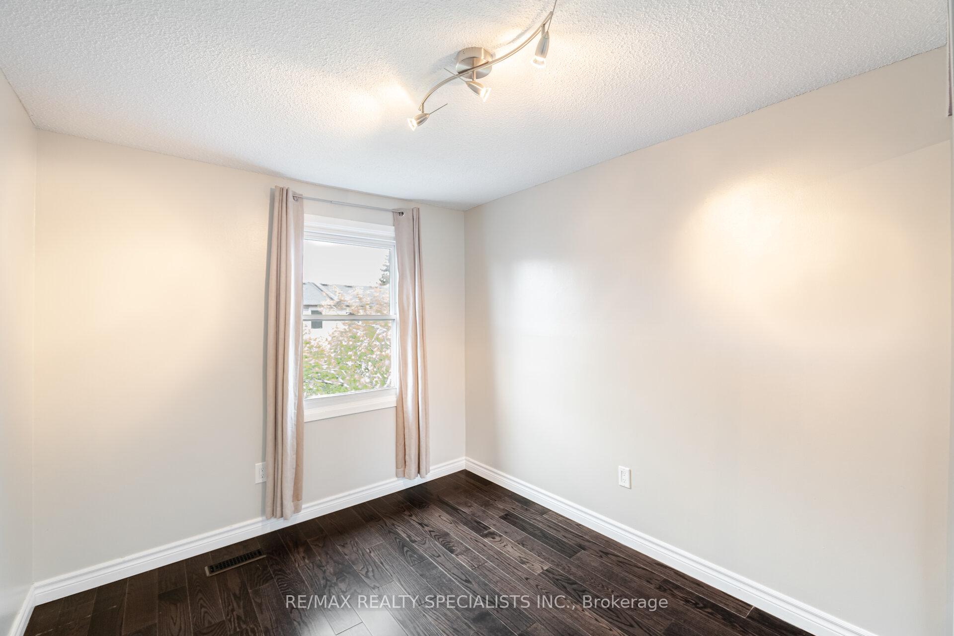 3 Bedrooms Condo at 2440 Bromsgrove, Mississauga For sale