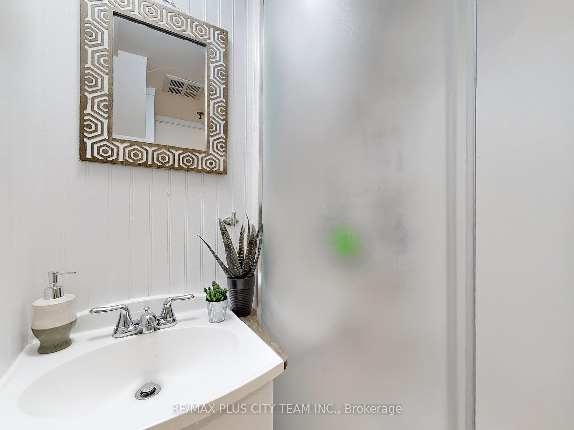 4 Bedrooms Condo at 60 Homewood, Toronto For sale