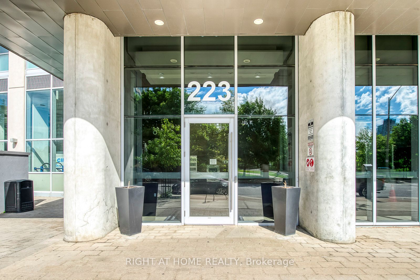 #802 - 223 Webb Drive, Mississauga, ON L5B 0E8