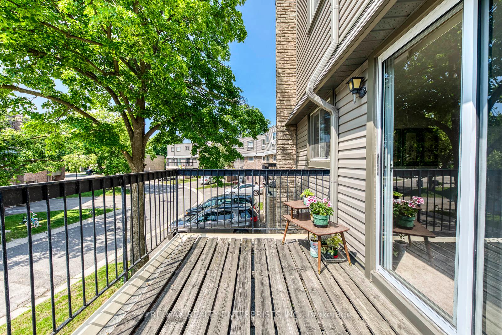 3 Bedrooms Condo at 2315 Bromsgrove, Mississauga For sale