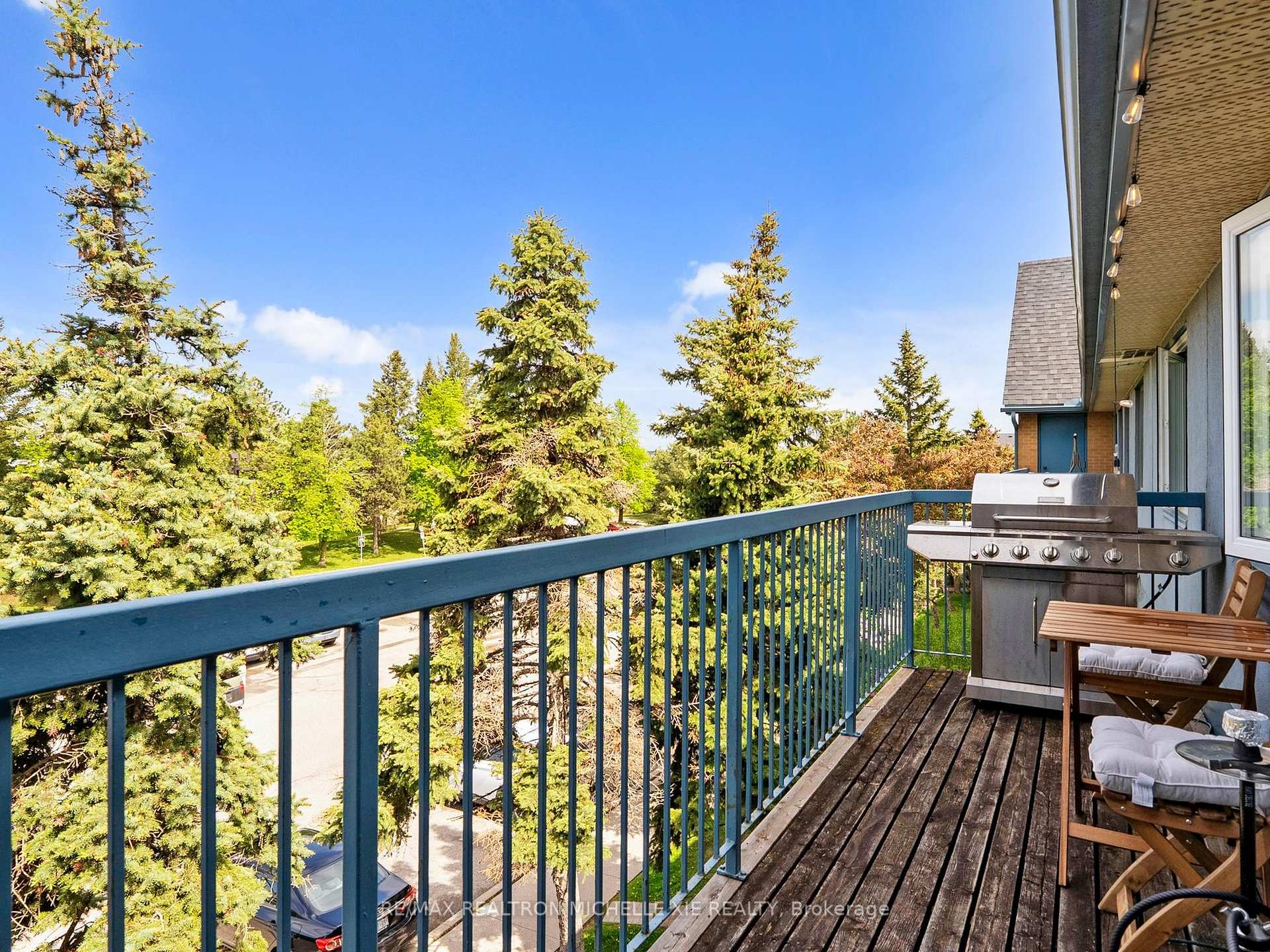 2 Bedrooms Condo at 65 Trailwood, Mississauga For sale