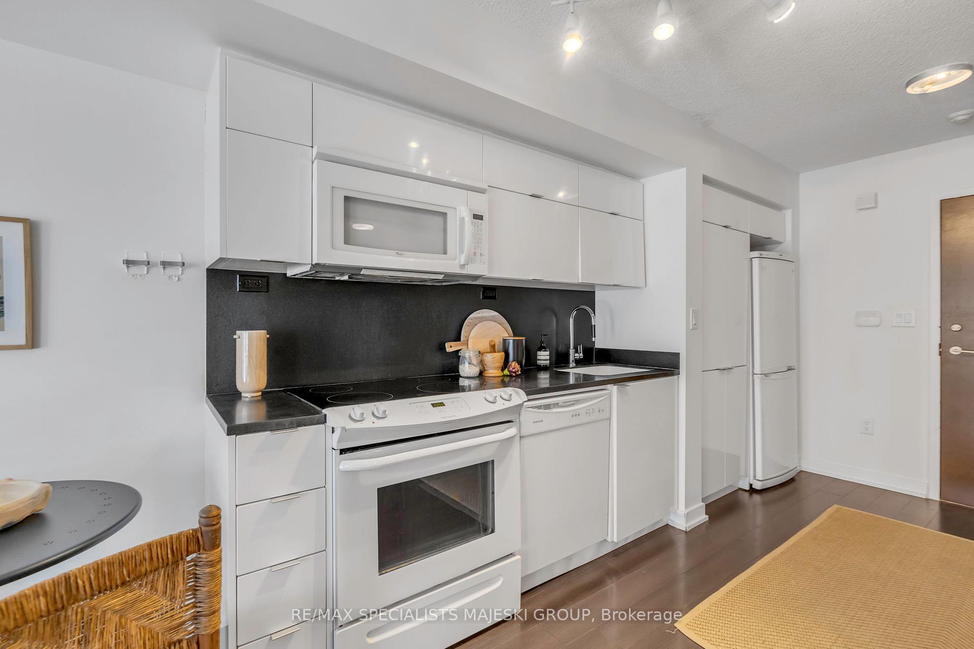 2 Bedrooms Condo at 21 Iceboat,  Toronto For sale