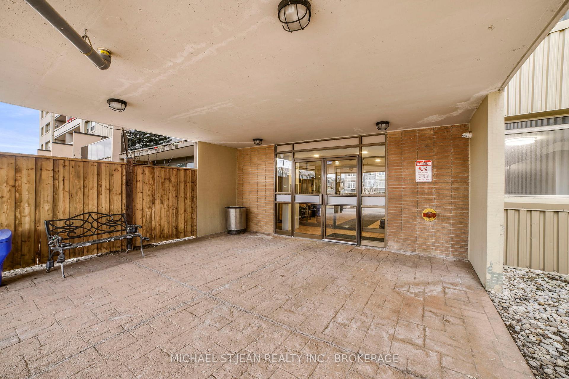 3 Bedrooms Condo at 15 Albright,  Hamilton For sale