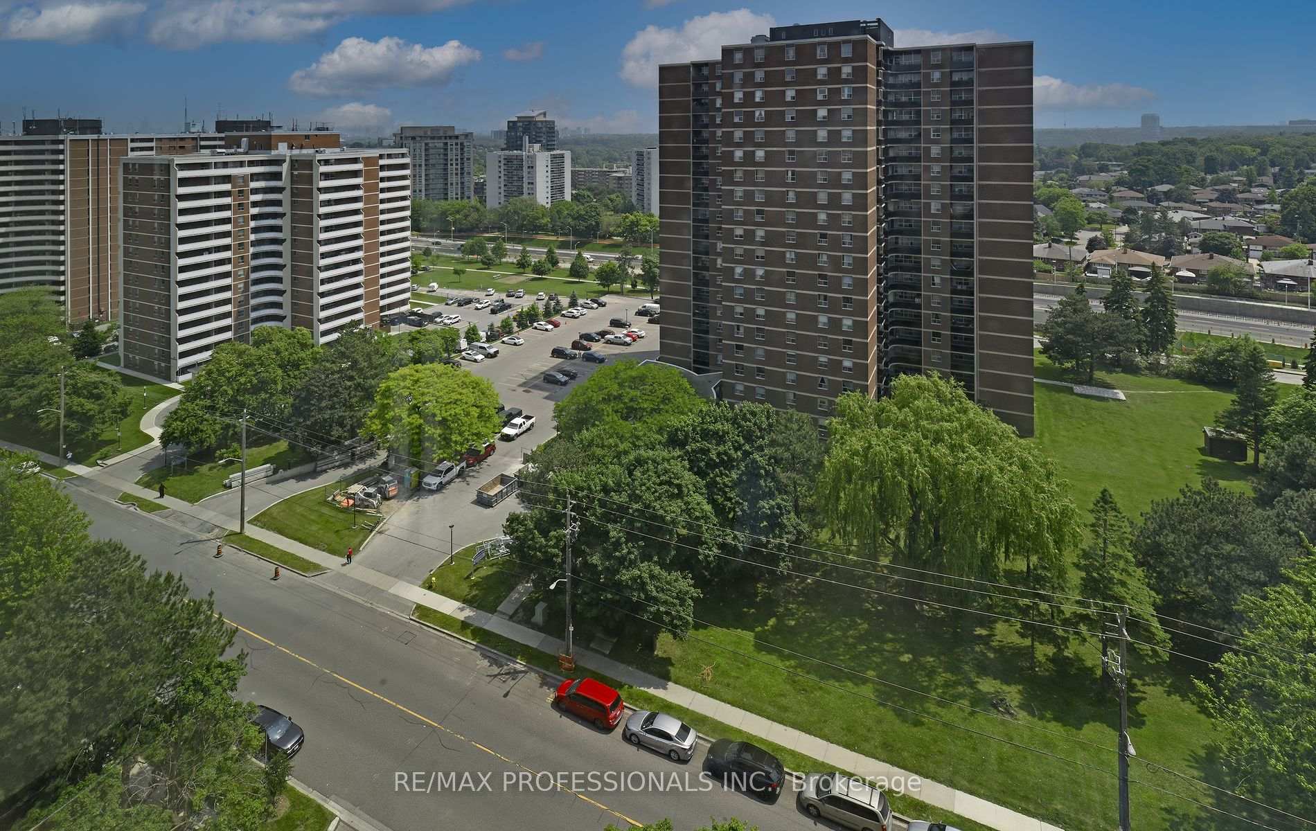 3 Bedrooms Condo at 40 Richview, Toronto For sale
