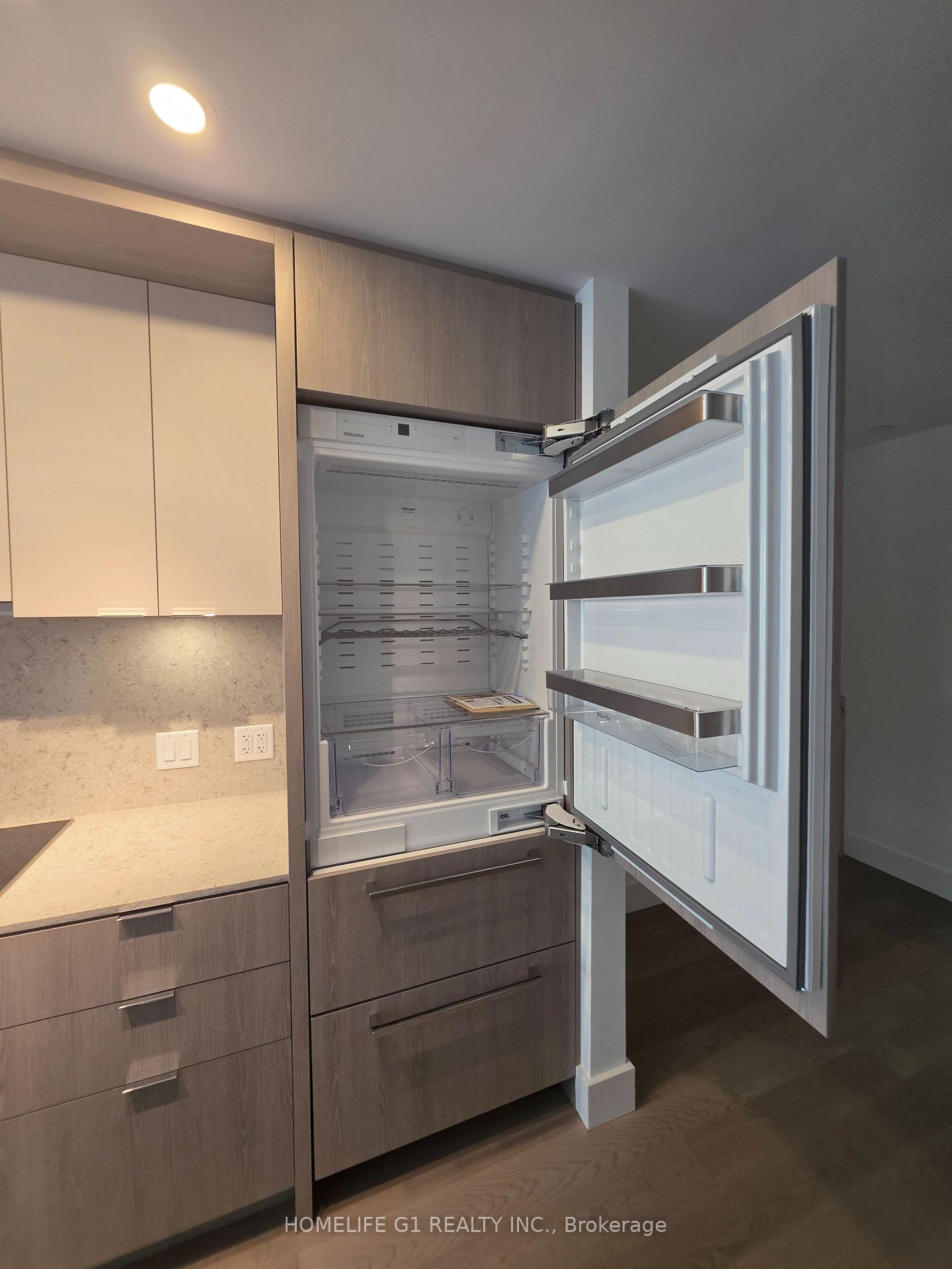 3 Bedrooms Condo at 6 Greenbriar, Toronto For sale