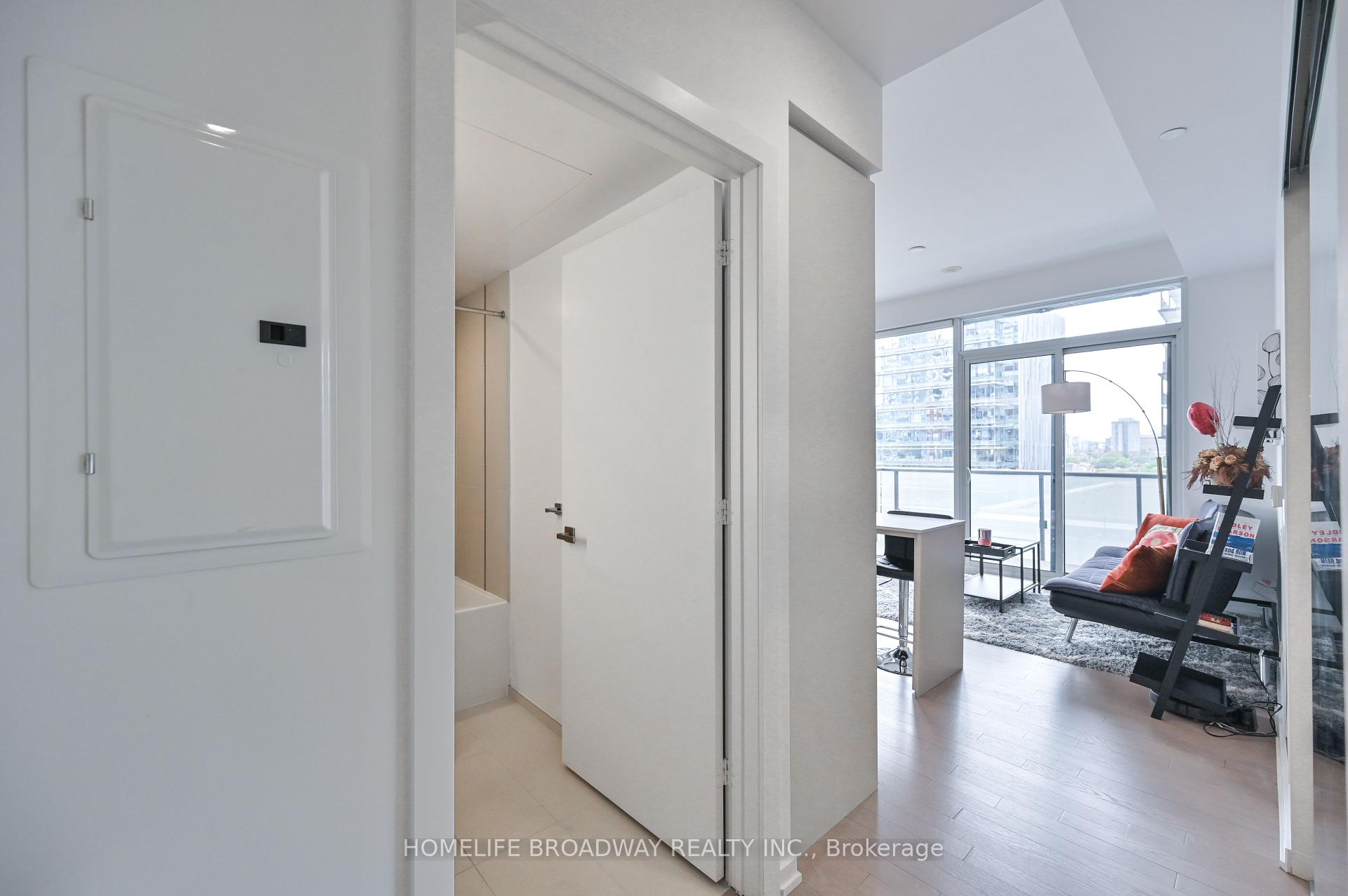 2 Bedrooms Condo at 101 Peter, Toronto For sale