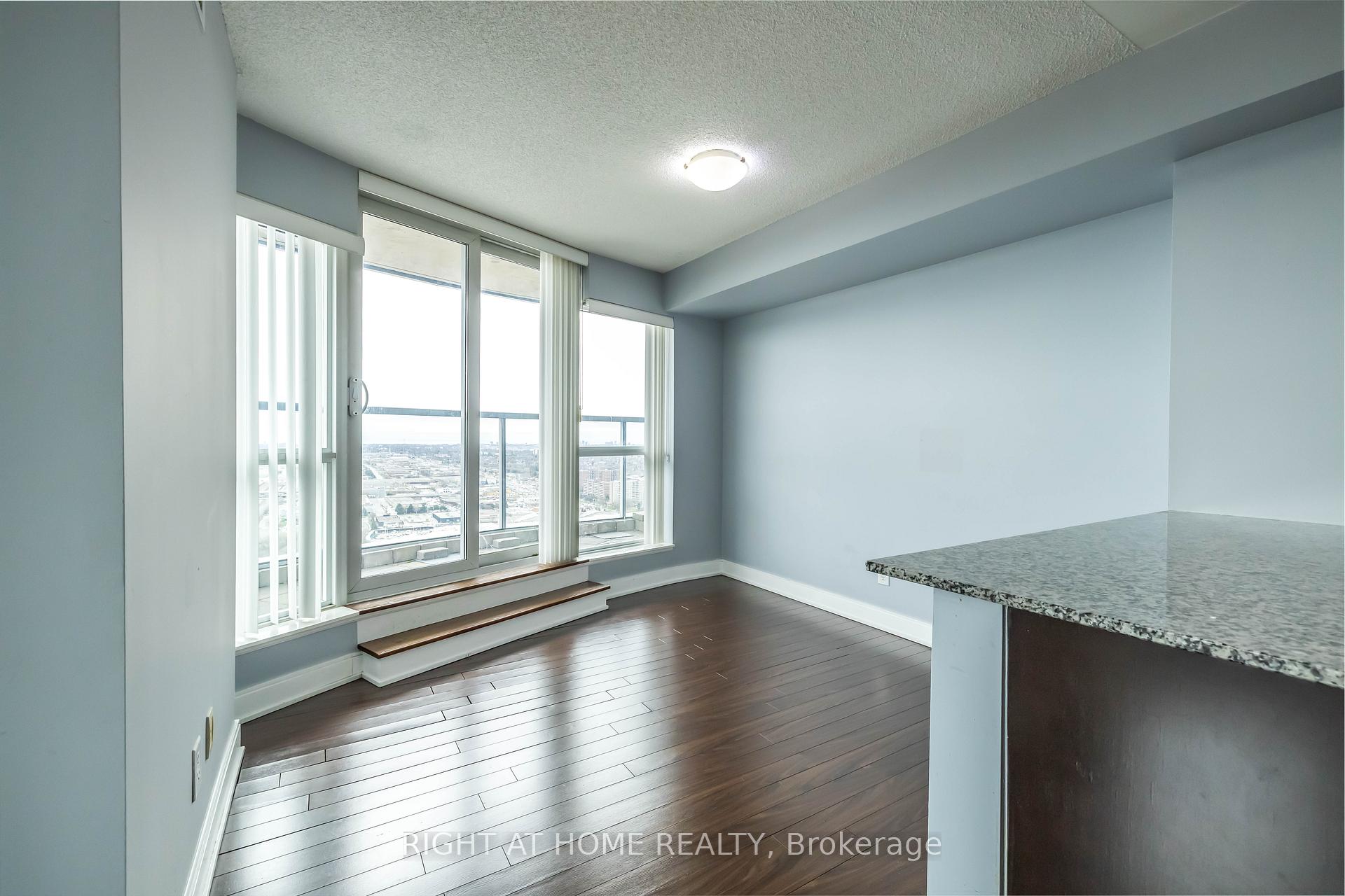 3 Bedrooms Condo at 125 Village Green,  Toronto For sale