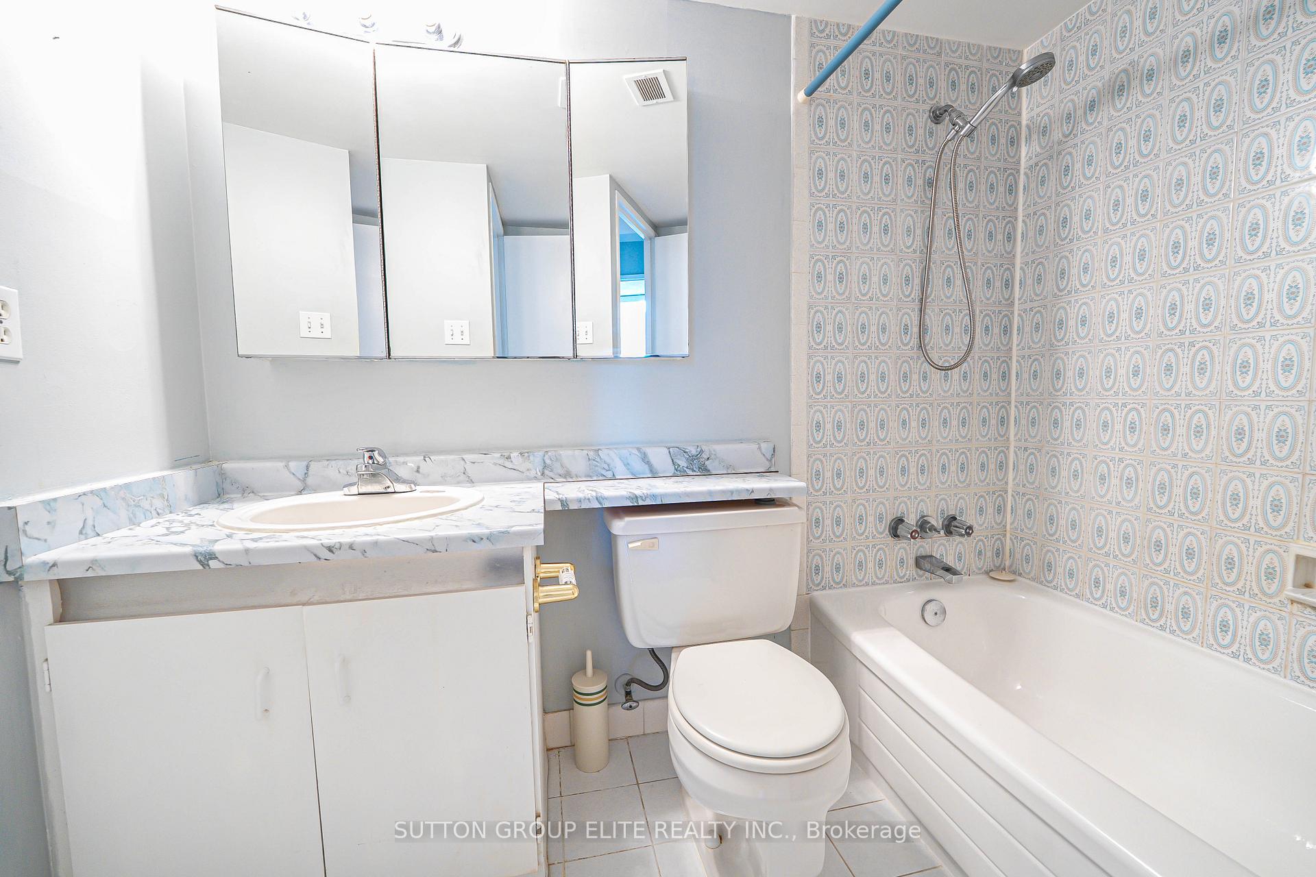 3 Bedrooms Condo at 3590 Kaneff,  Mississauga For sale