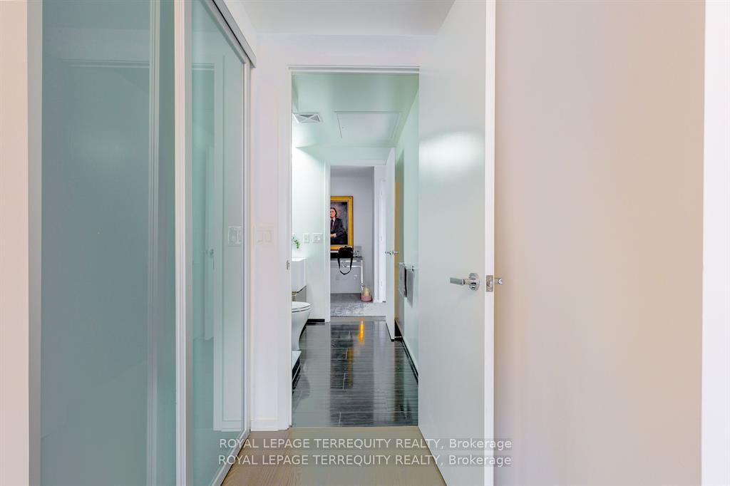 2 Bedrooms Condo at 1 Bloor, Toronto For sale