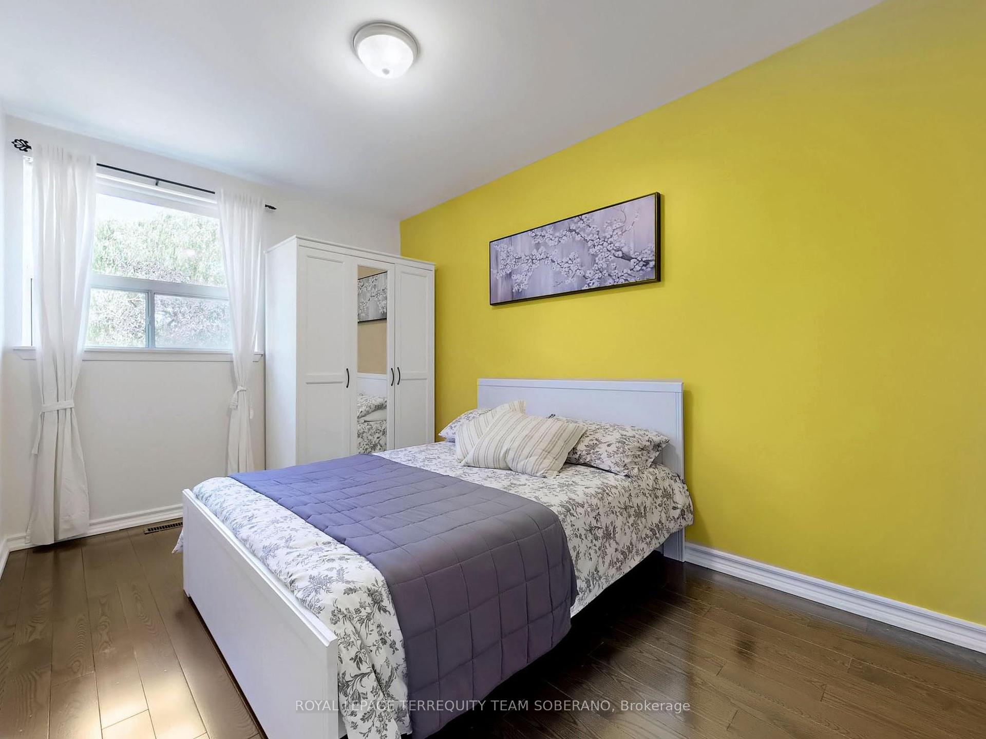 3 Bedrooms Condo at 8 Village Greenway, Toronto For sale