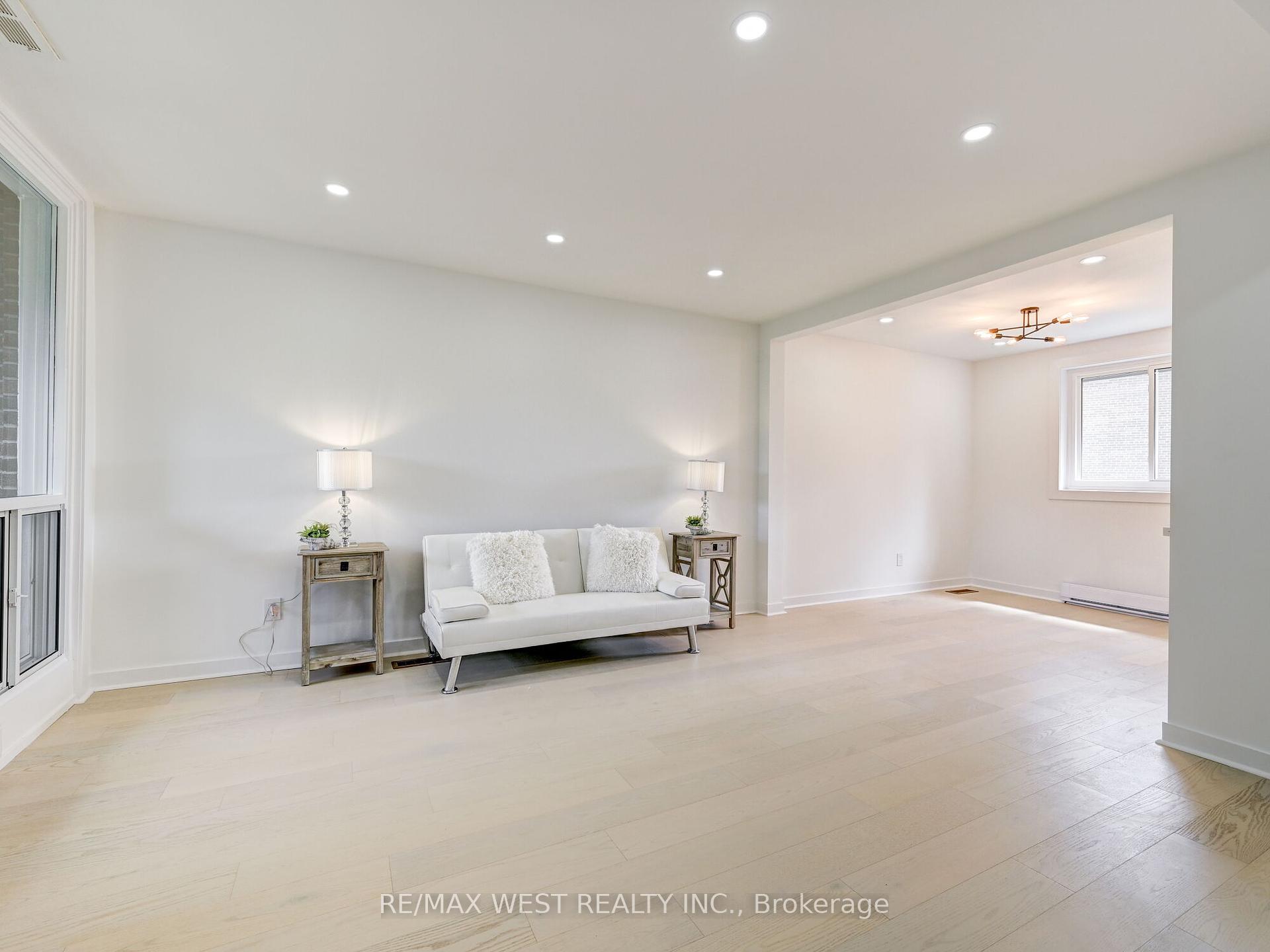 3 Bedrooms Condo at 22 Tandridge, Toronto For sale