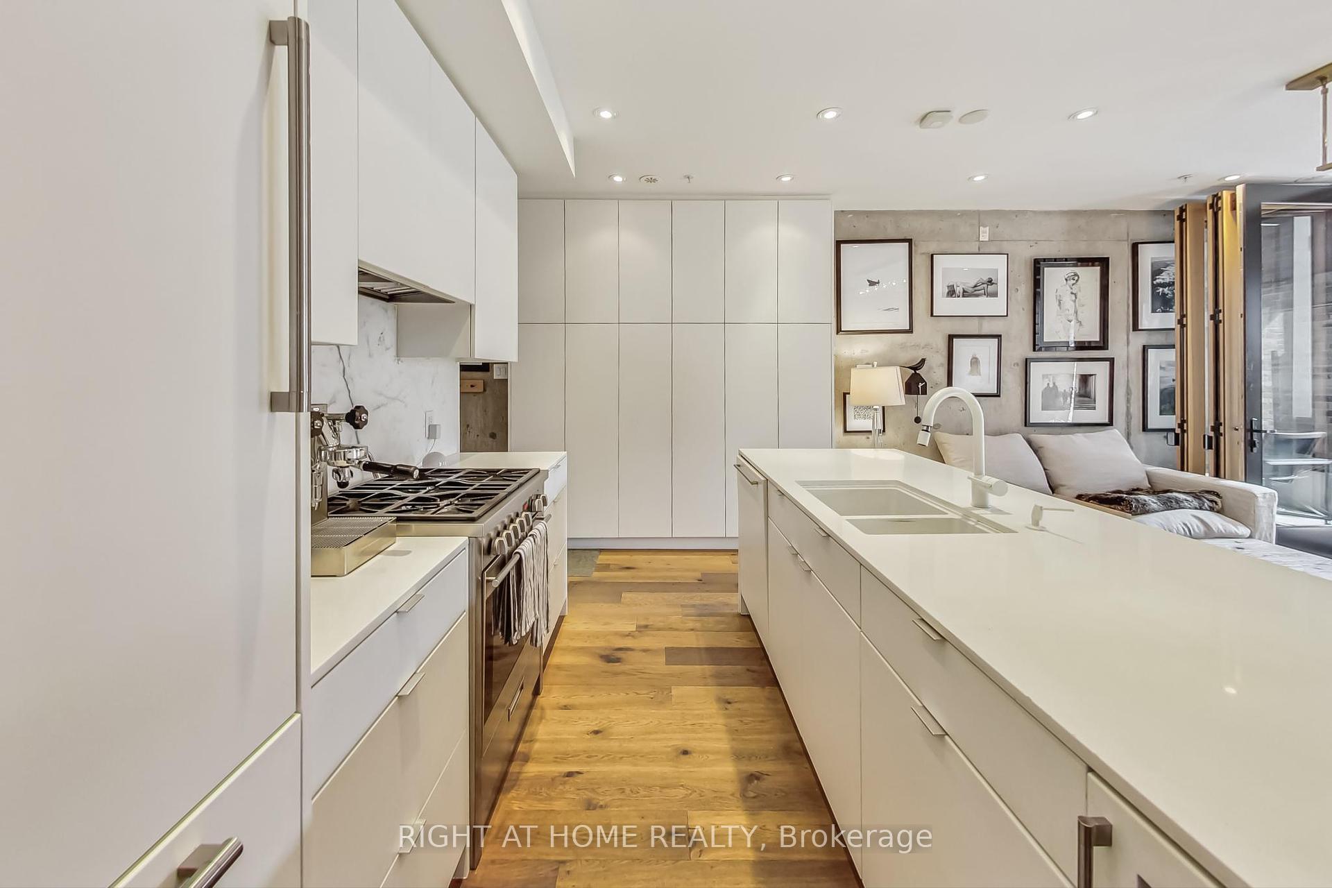 3 Bedrooms Condo at 40 Westmoreland, Toronto For sale